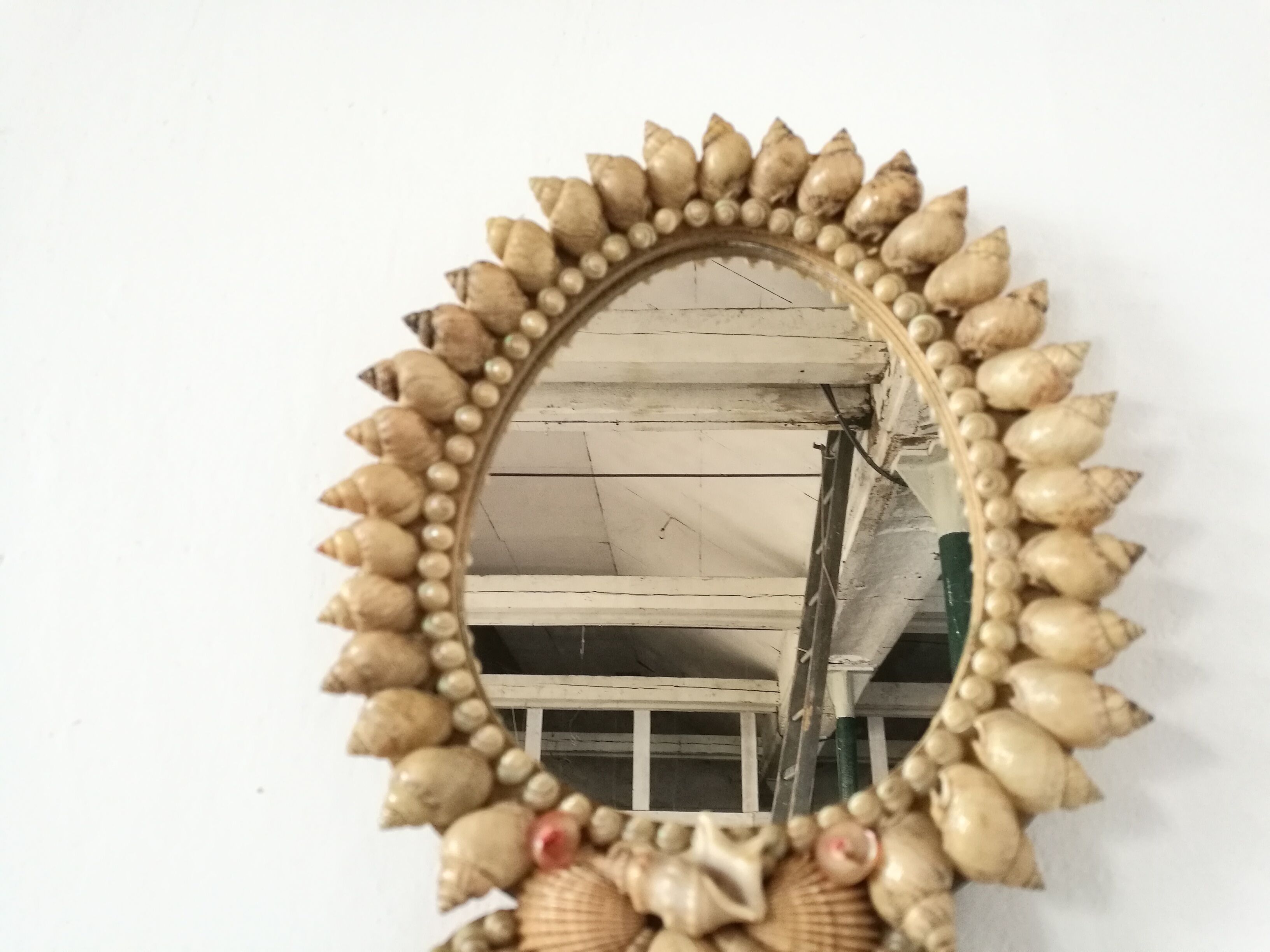 Mirror, face-to-hand seashells
