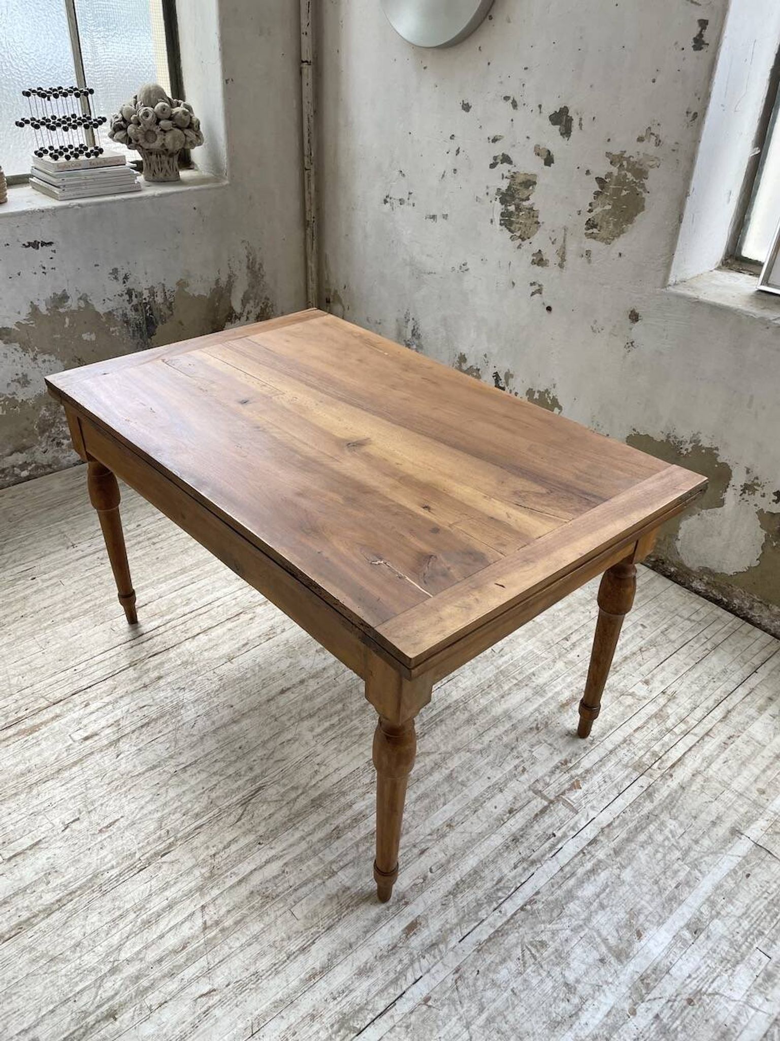 Table de ferme noyer plateau pivotable à allonges
