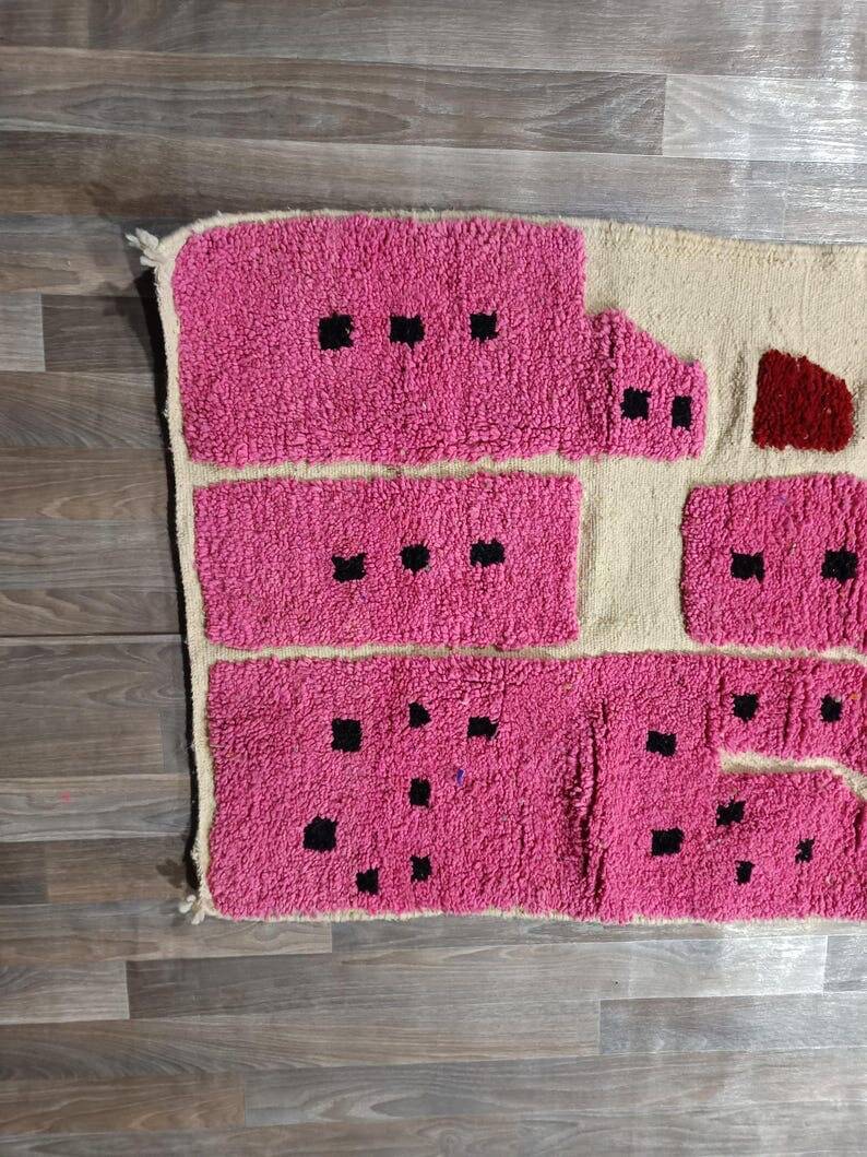 Handmade pure wool rug in pink, size 150 x 250 cm.