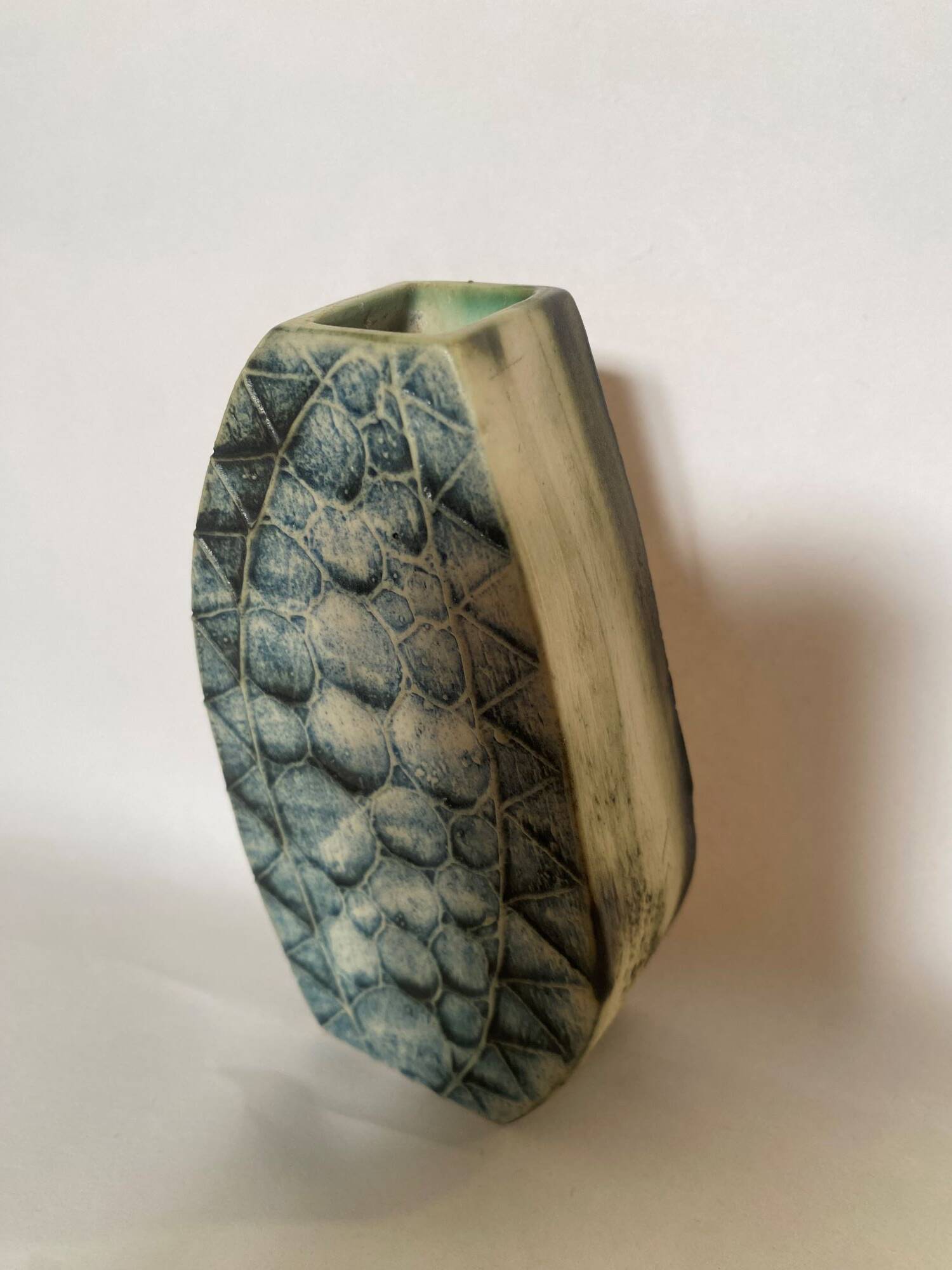 Petit vase signé Carn Pottery