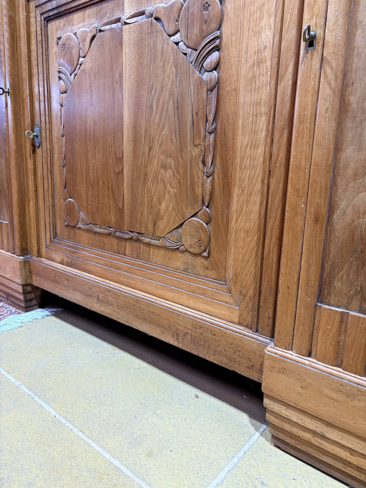 Art Deco buffet in carved walnut, marble and large mirror – 1930s