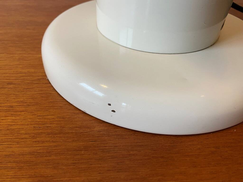 Guzzini lamp, white lacquered metal, height 55cm, 1970s vintage