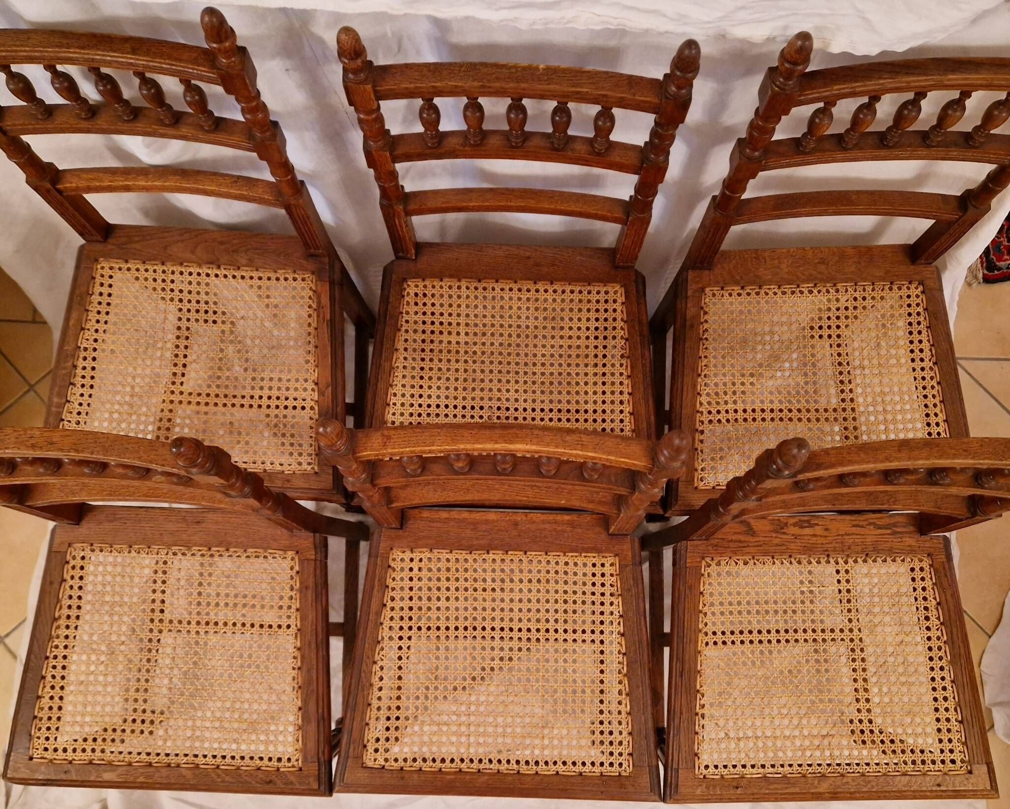 Extendable walnut table, 6 caned chairs in Henri II Neo-Renaissance style.