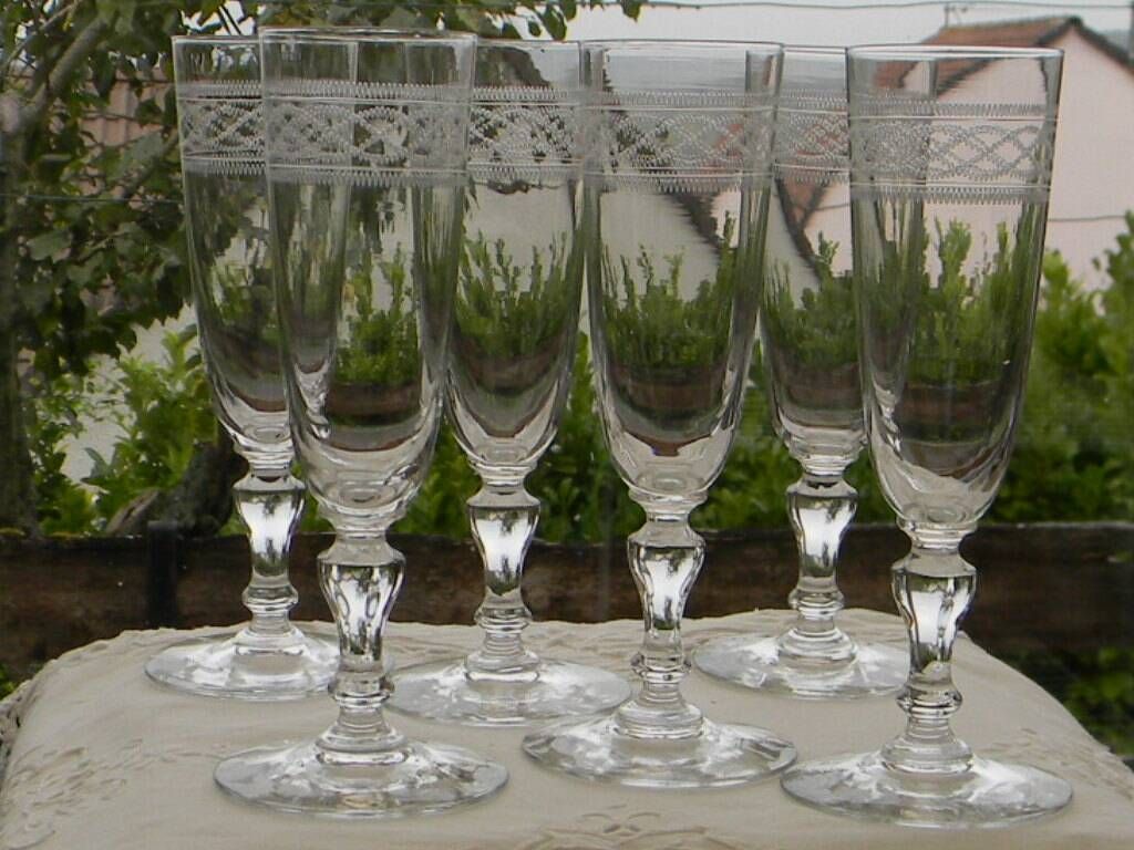 Set of 6 antique crystal champagne flutes. Engraved frieze.