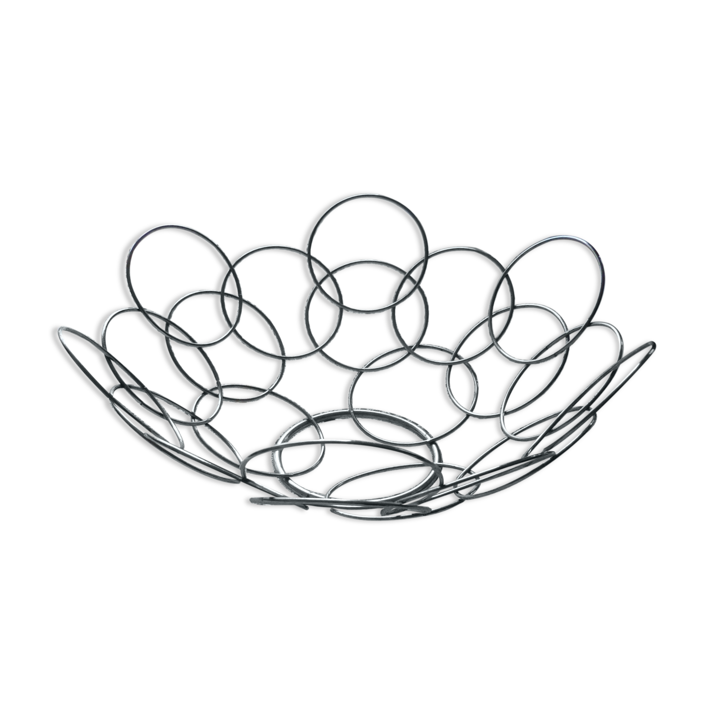 Fruit cut basket made of metal wire, ball feet