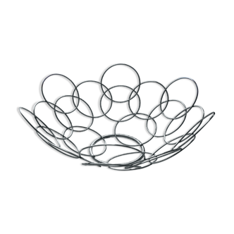 Fruit cut basket made of metal wire, ball feet