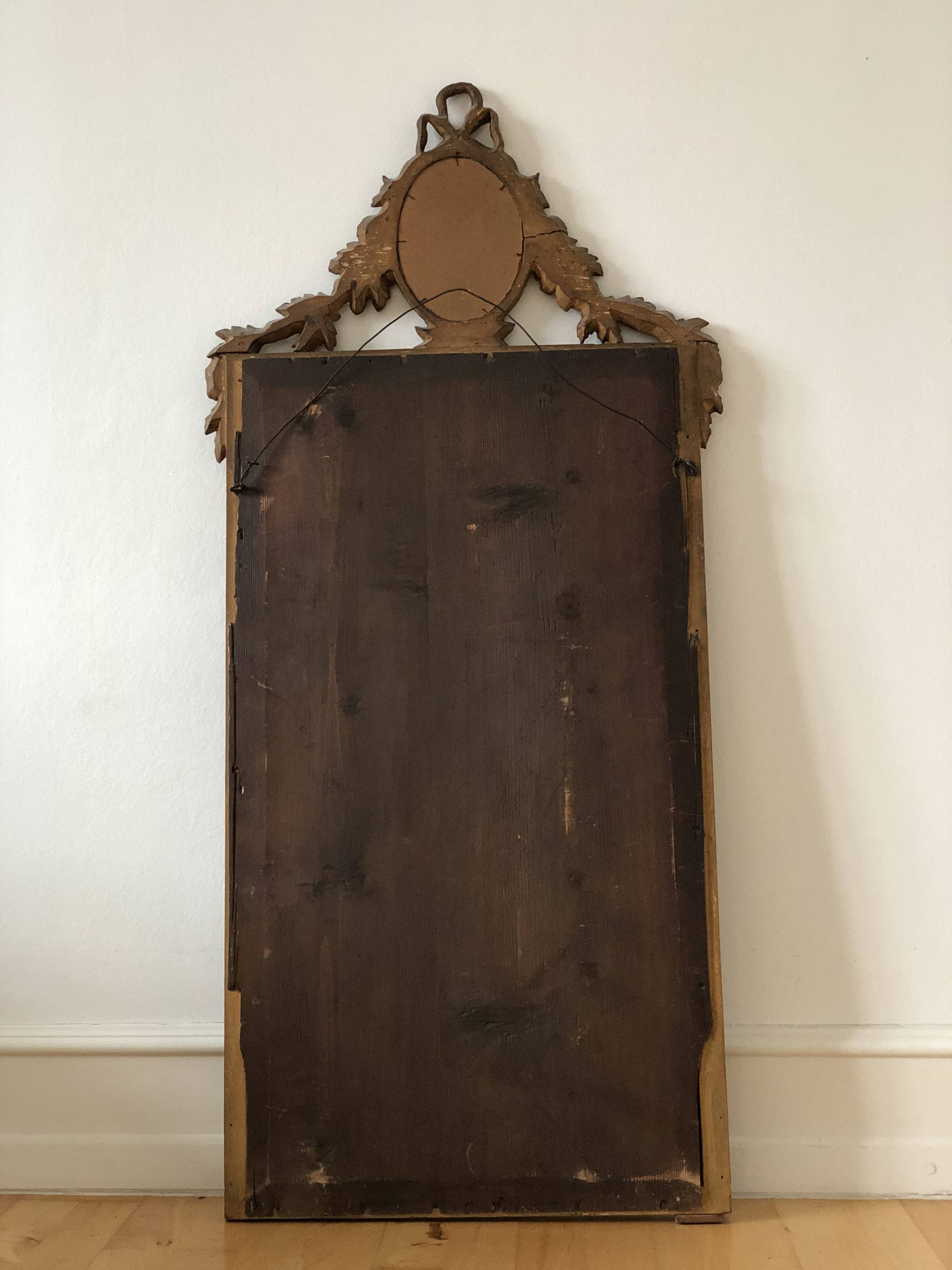 Miroir hollandais Louis XVI en bois sculpté et doré avec verre églomisé du XVIIIe siècle