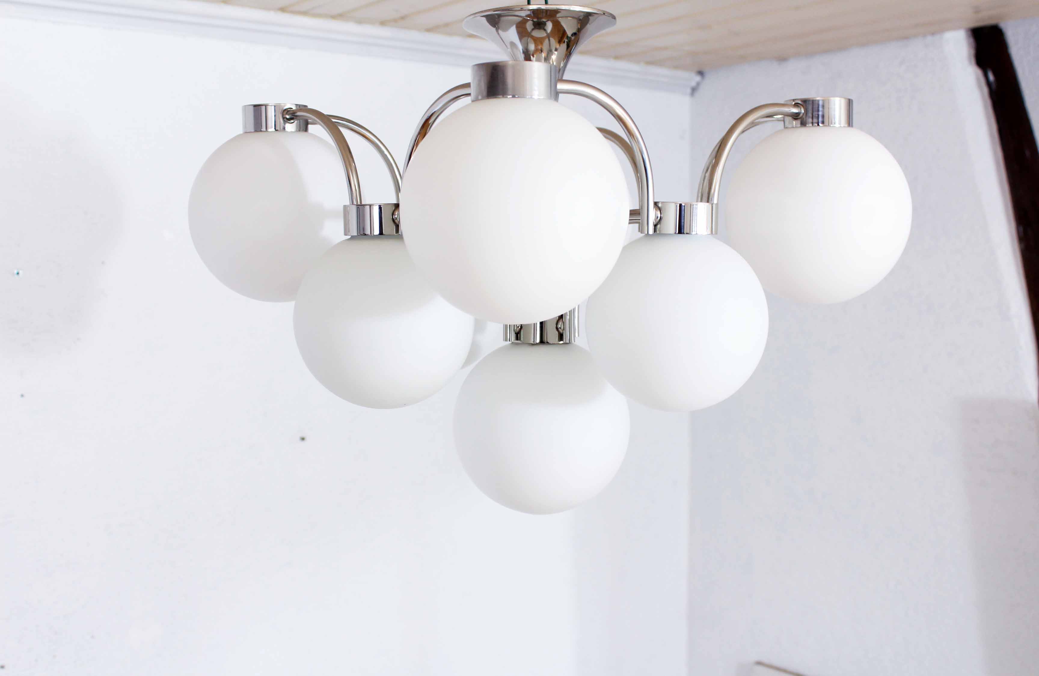 Sputnik suspension at 9 opalines