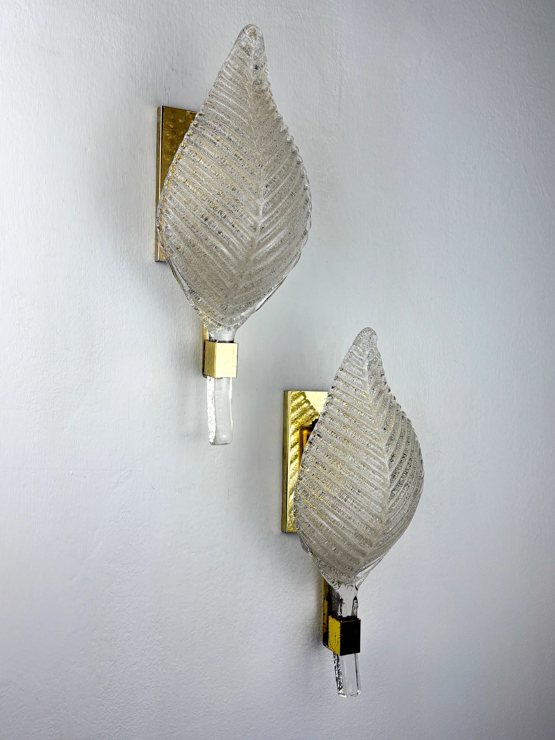 Paire de appliques murales en forme de feuille par Barovier & Toso, verre de Murano, Italie années 1950.