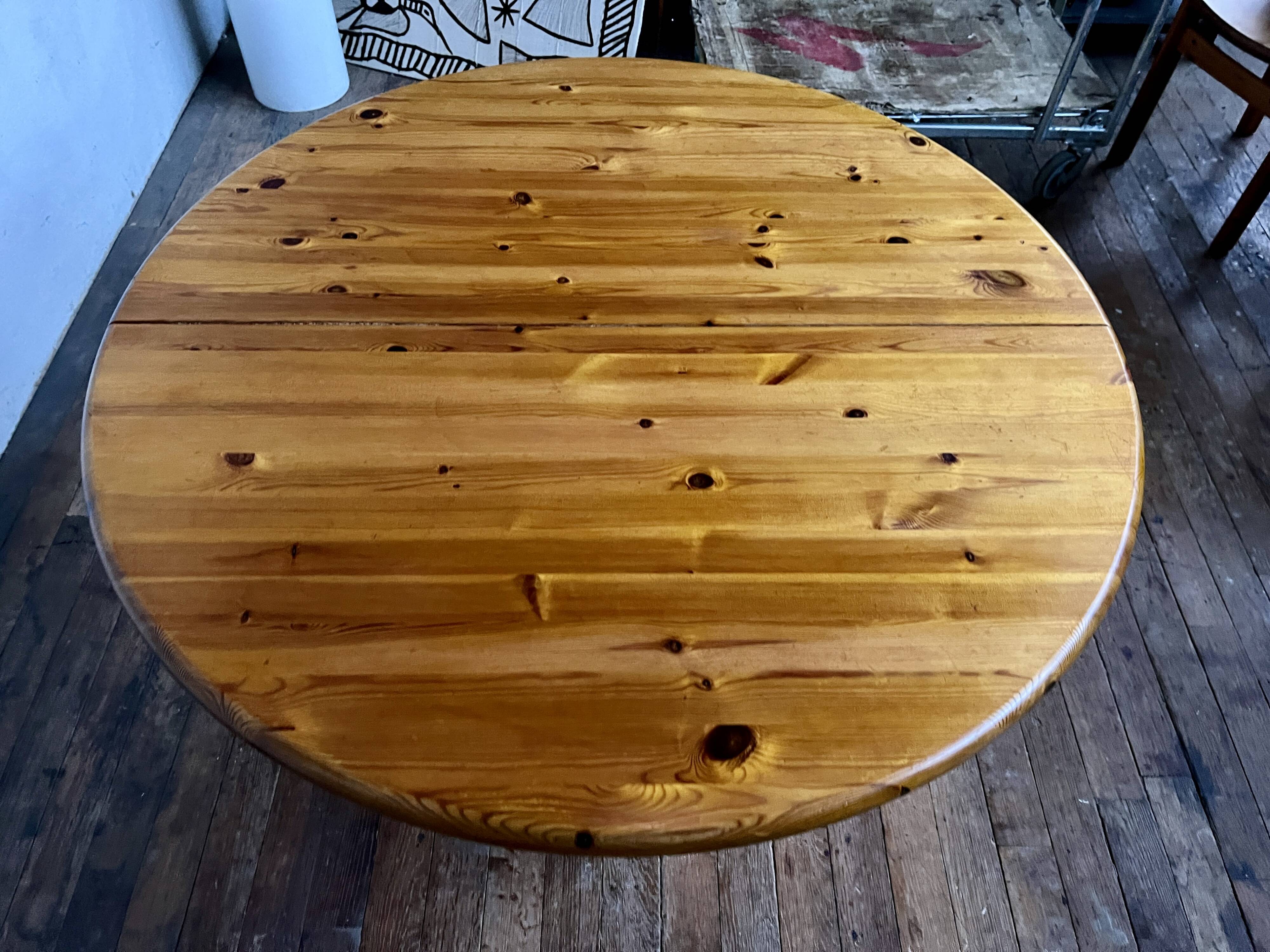 Large Scandinavian pine table - 6 chairs