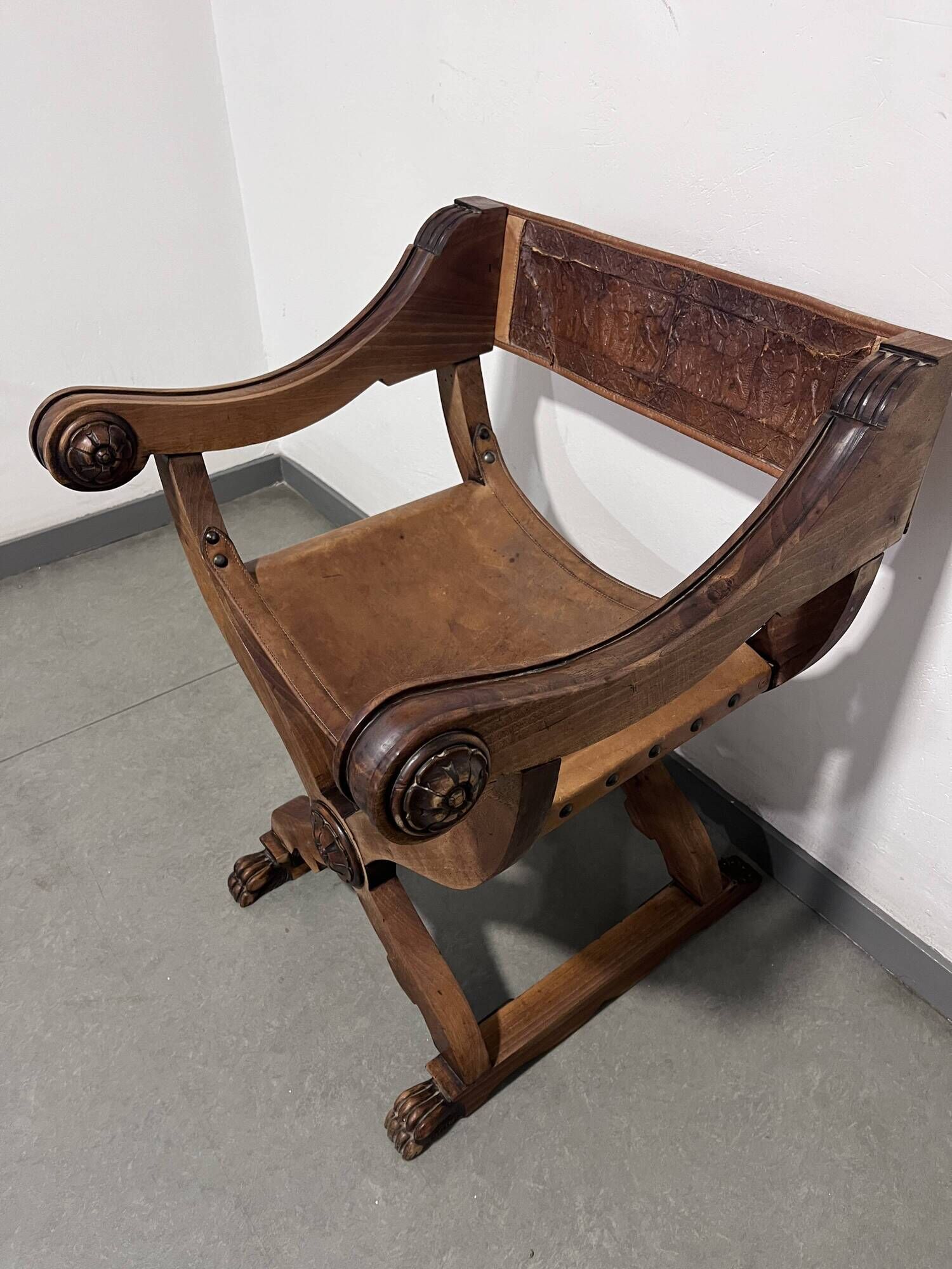 Siège Curule Rare en Bois Sculpté et Cuir Repoussé – Signé P.C. SCAFA Naple