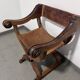 Siège Curule Rare en Bois Sculpté et Cuir Repoussé – Signé P.C. SCAFA Naple