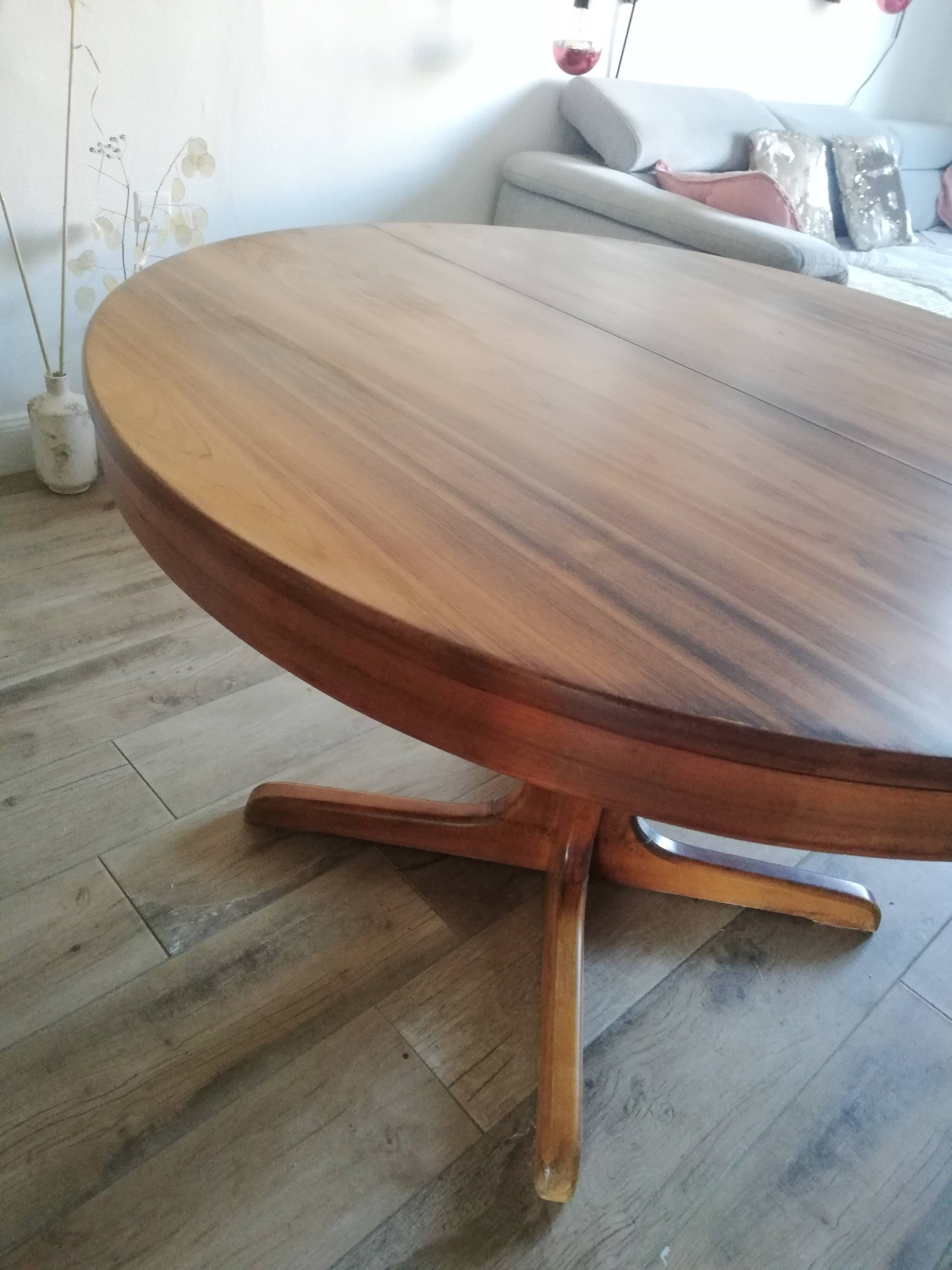 Extendable rosewood butterfly round table