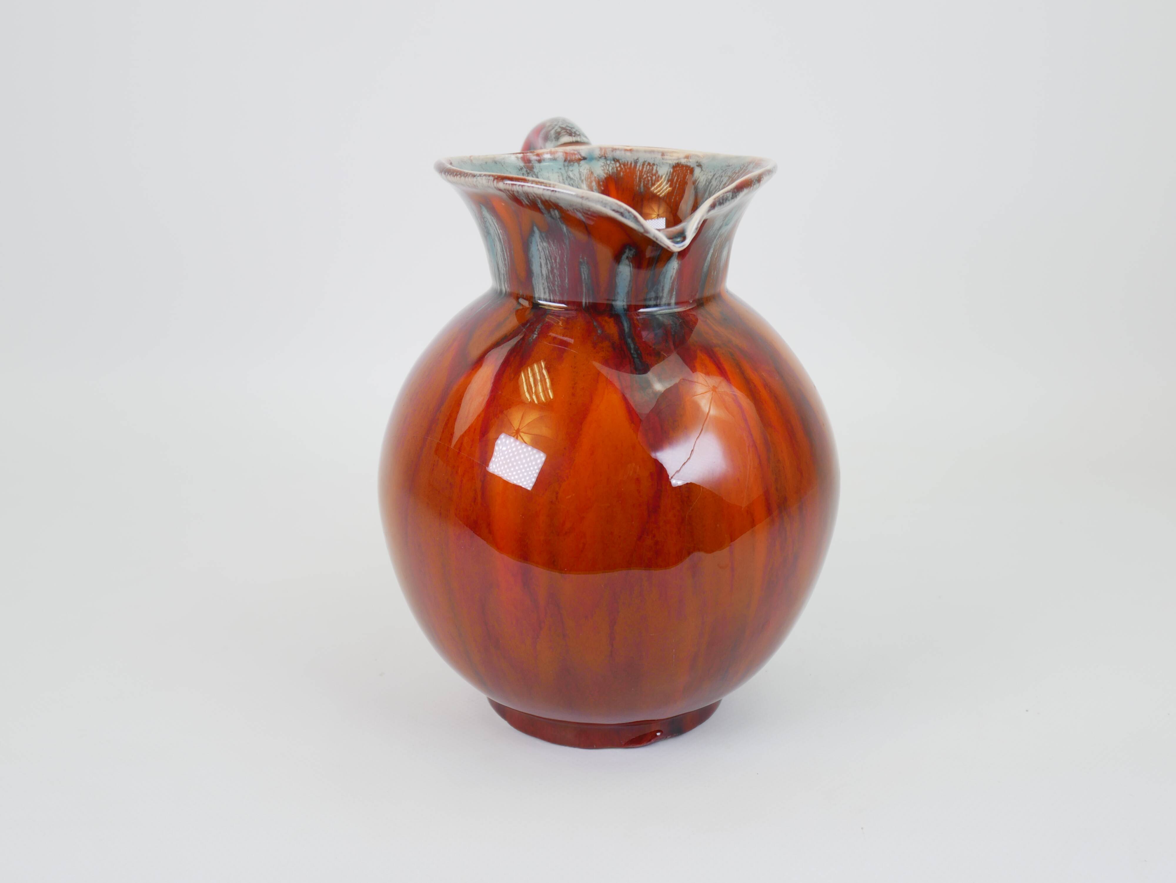 Pichet en céramique émaillée rouge et bleu signé Delène