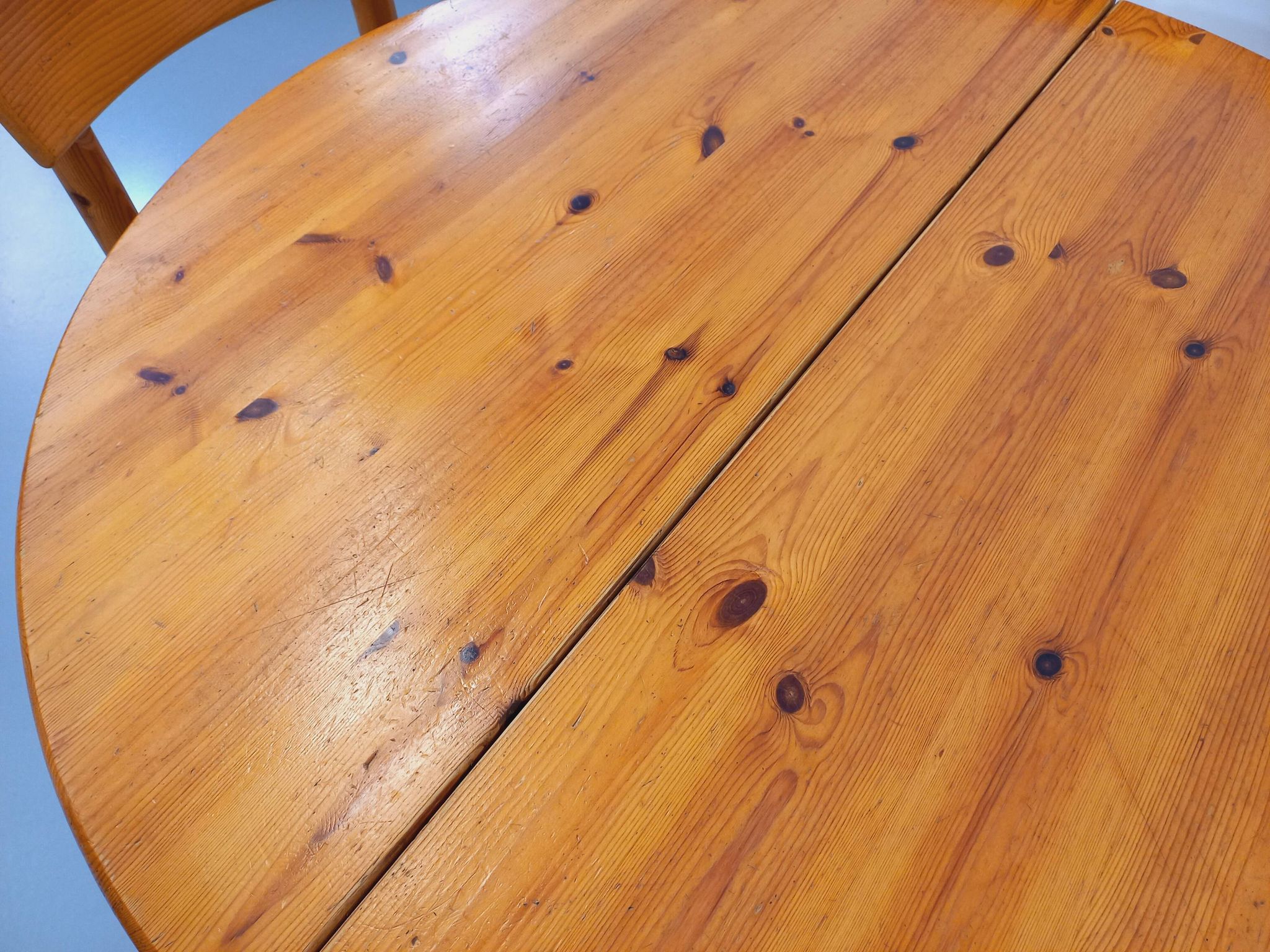 Suite of a round table with extension and 4 vintage pine chairs from the 60s and 70s