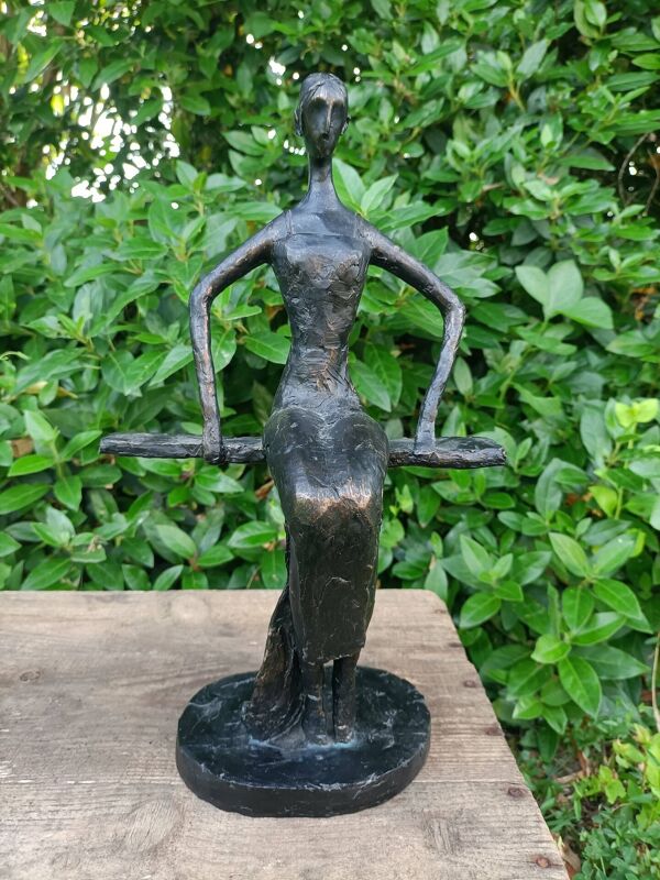 Sculpture danseuse balançoire signée Raphaël