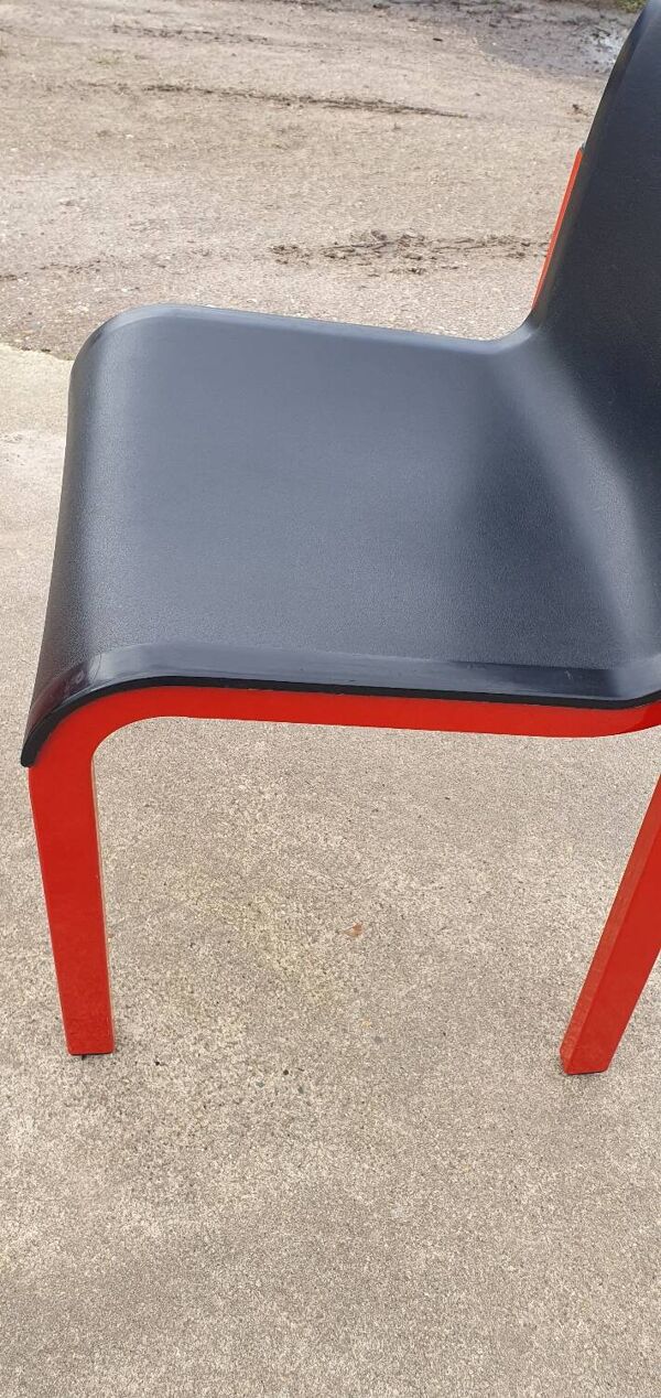 Lot de 4 chaises empilables Typy Massimo Papiri noir rouge postmoderne années 1990