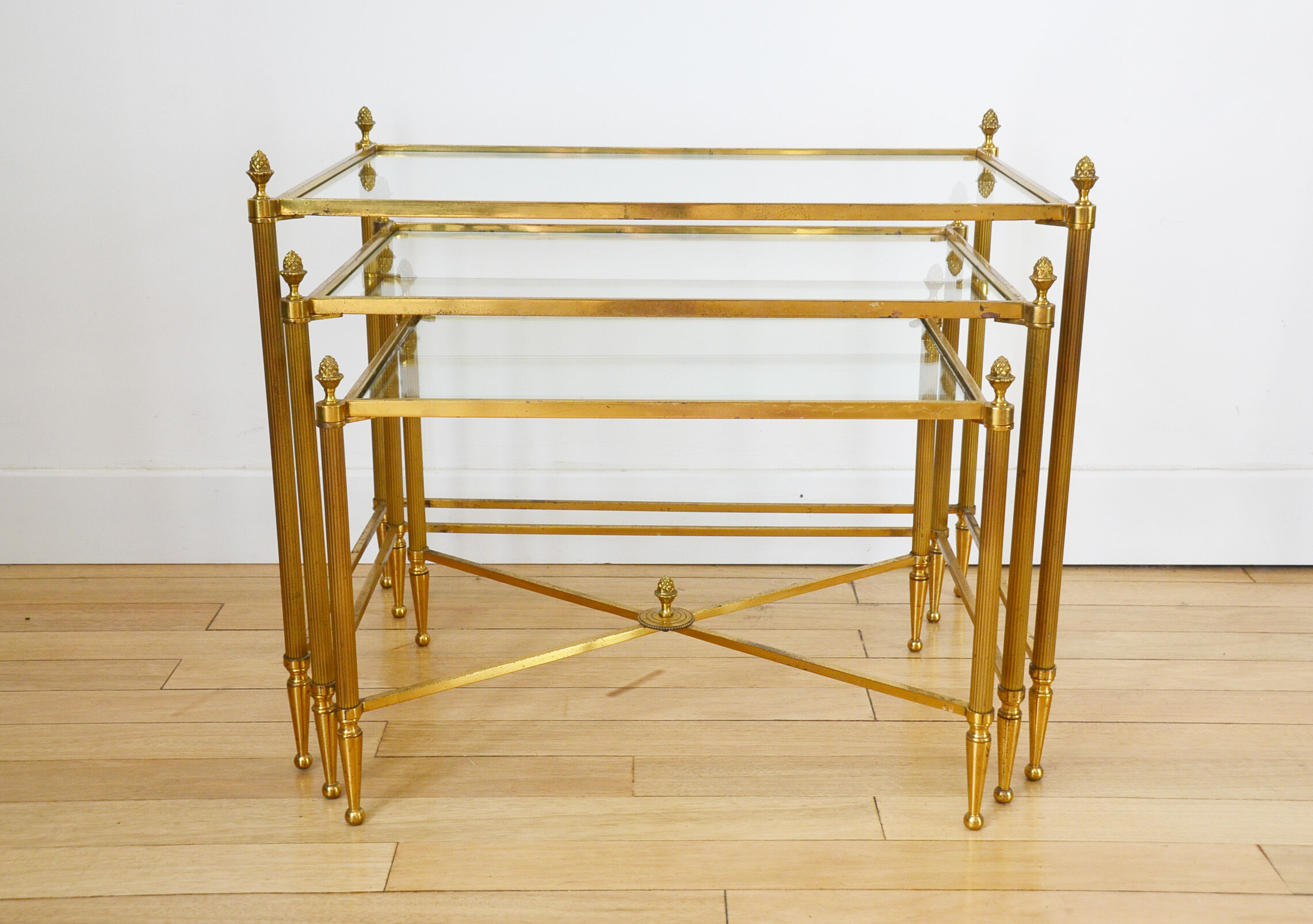 Lot 3 tables pull out brass glass Maison Baguès