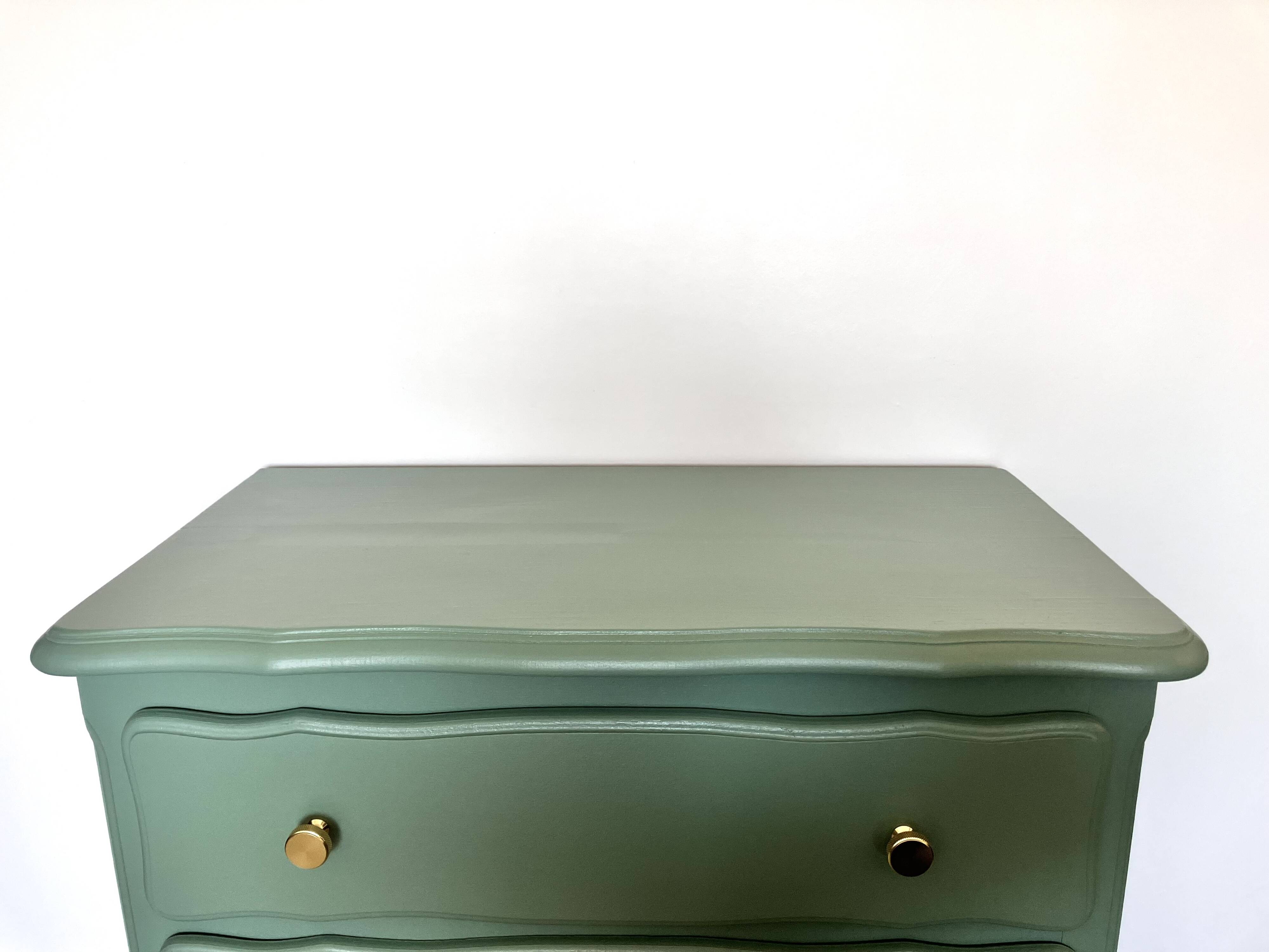 Wooden chest of drawers