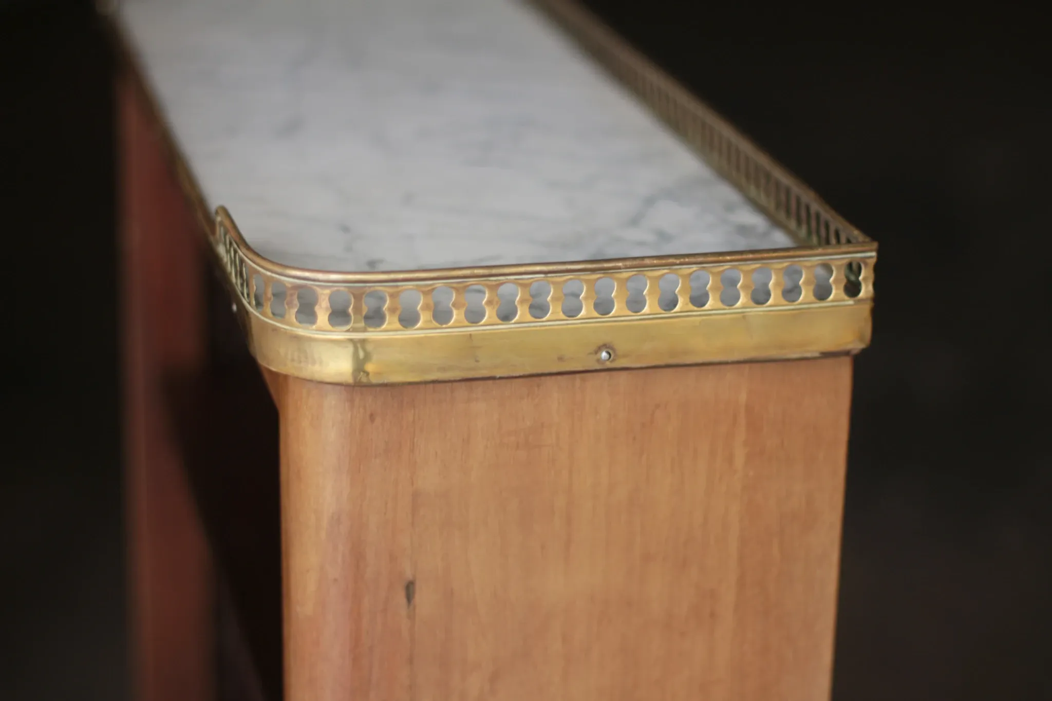 Adorable bibus library in blonde mahogany. With its marble.