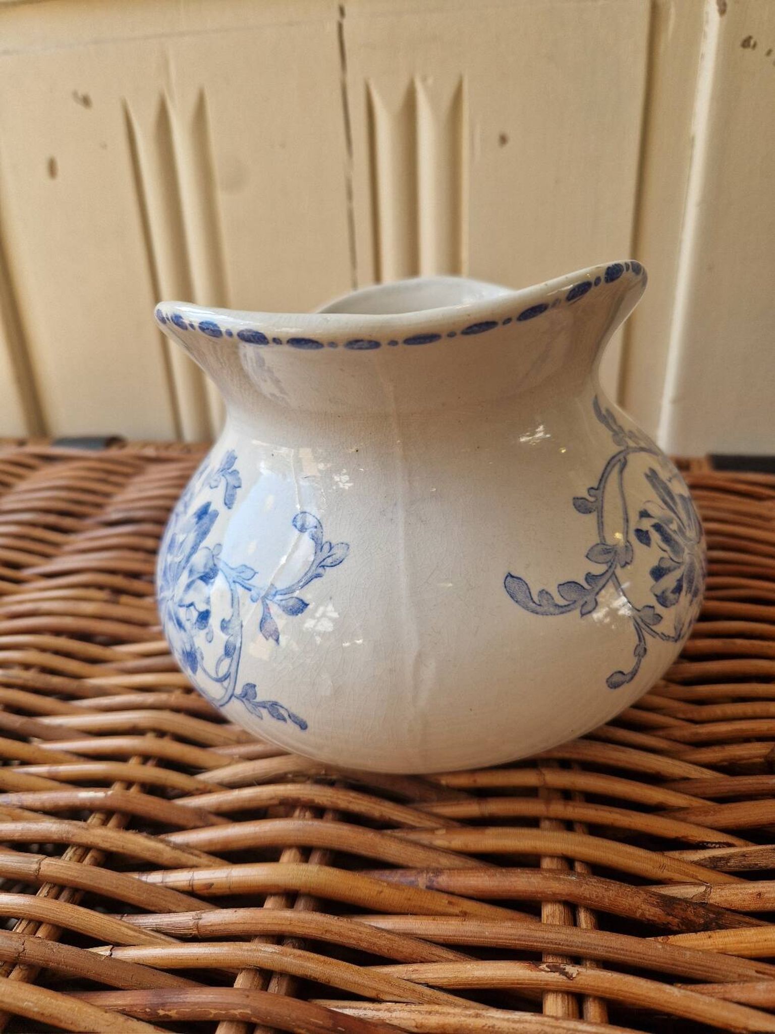 Art deco ,  broc pichet terre de fer  bouquets creil montereau