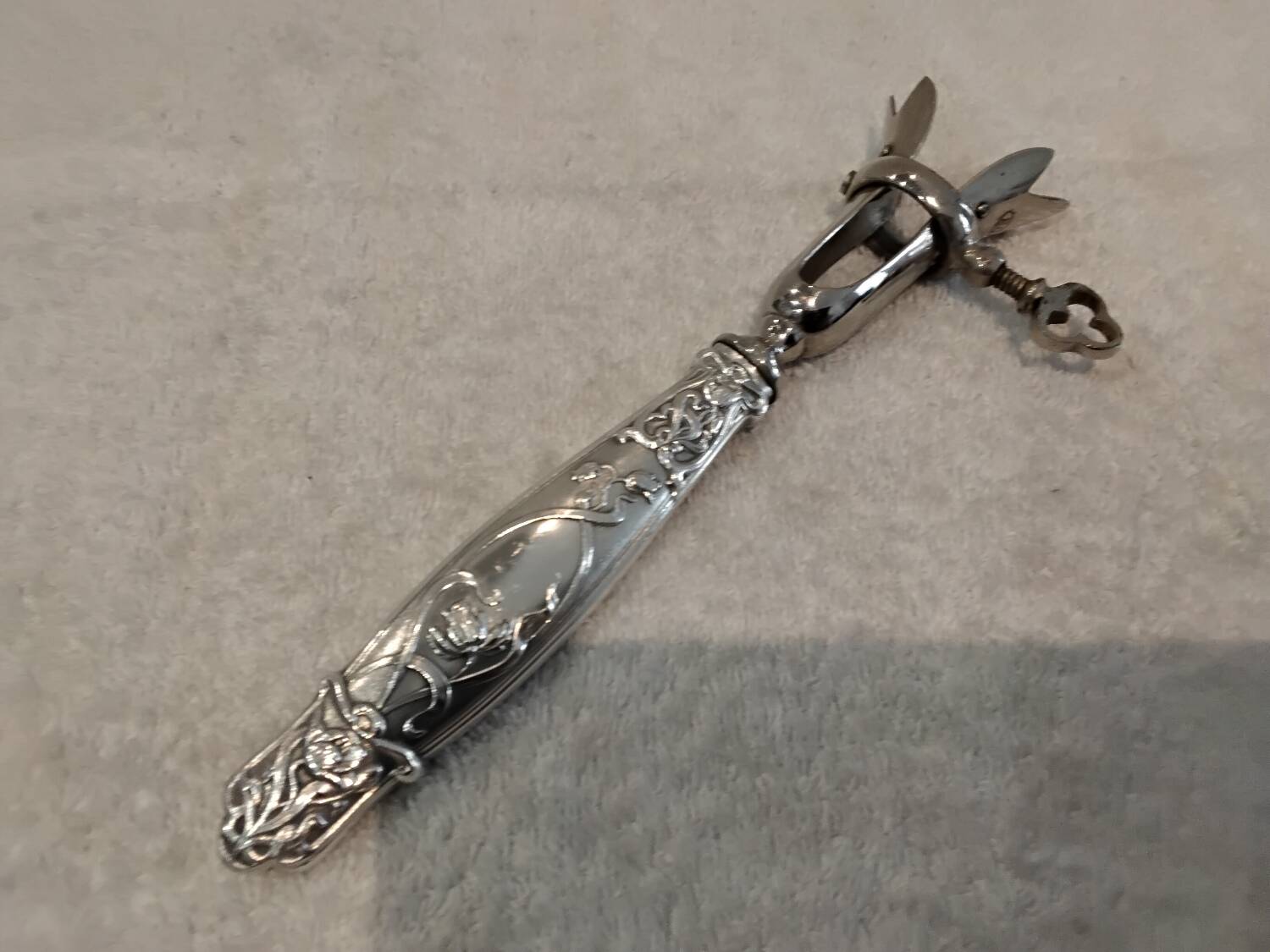 Silver-plated metal leg of lamb handle in art nouveau style