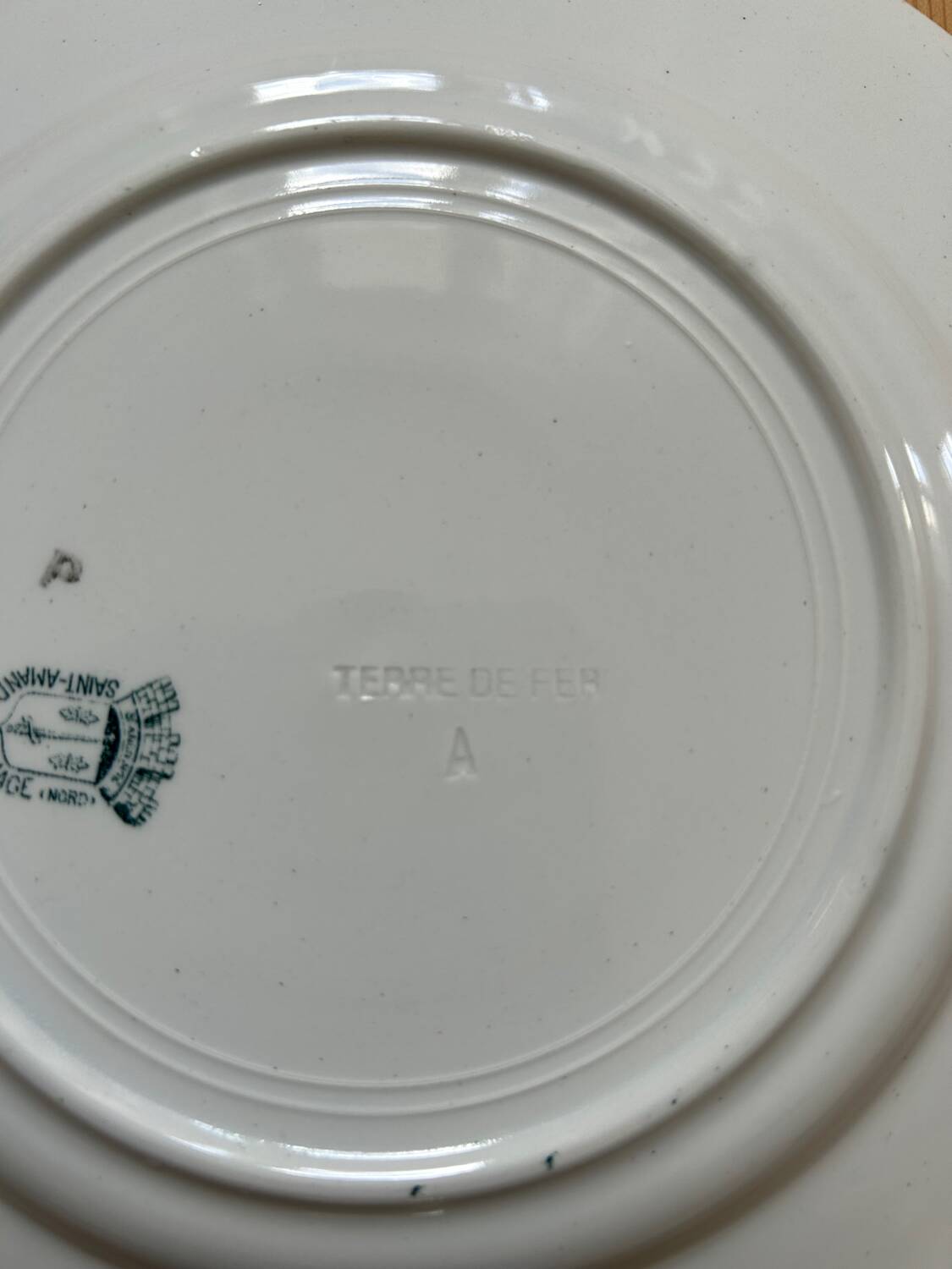 Set of 4 antique flat plates “Terre de Fer”