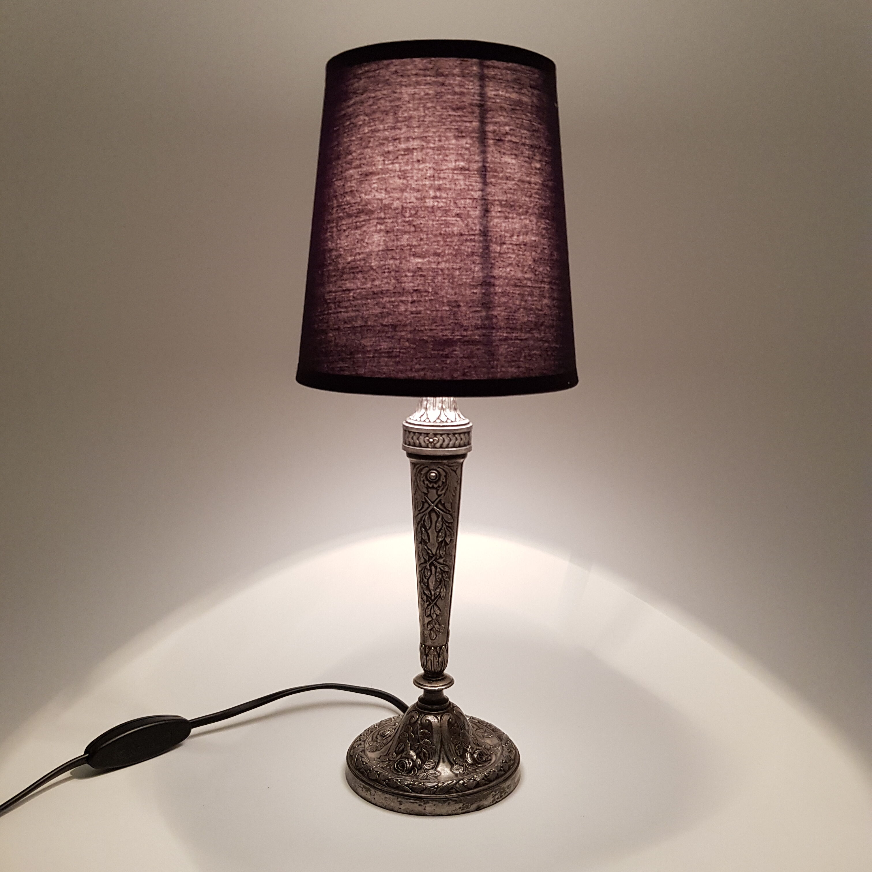 Bedside lamp in silver regulé rose decoration