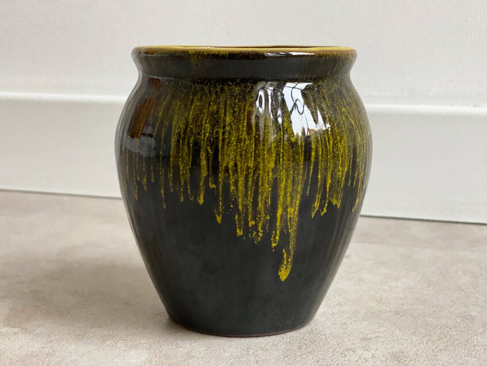 Petit vase en céramique vintage avec glaçure goutte à goutte jaune