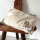 Coussin ancien en lin brodé
