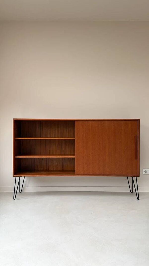 Buffet en bois vintage avec porte coulissante