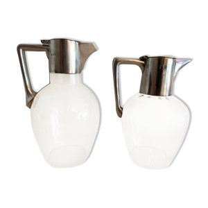 Set de 2 carafes ou pichets en métal argenté et cristal