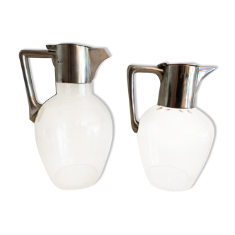 Set de 2 carafes ou pichets en métal argenté et cristal