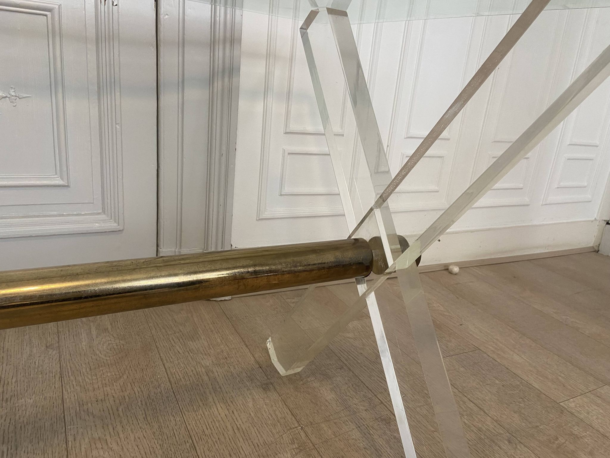 Table en plexi métal doré et verre biseauté 1970s