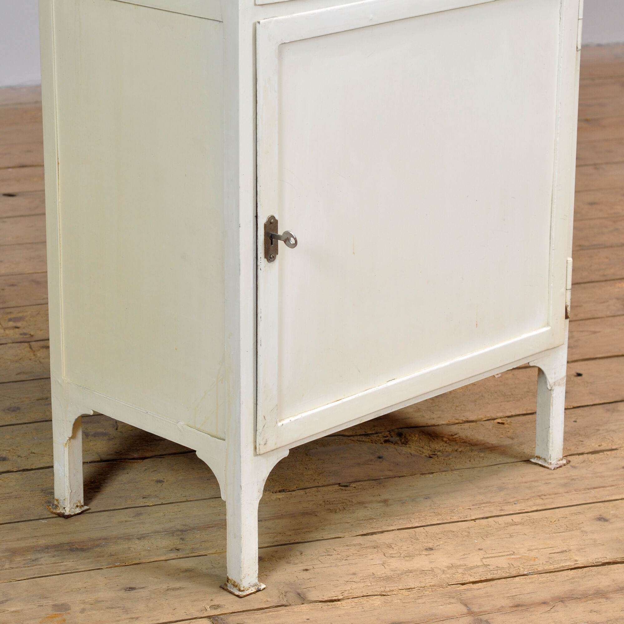Cabinet médical vintage, années 1970