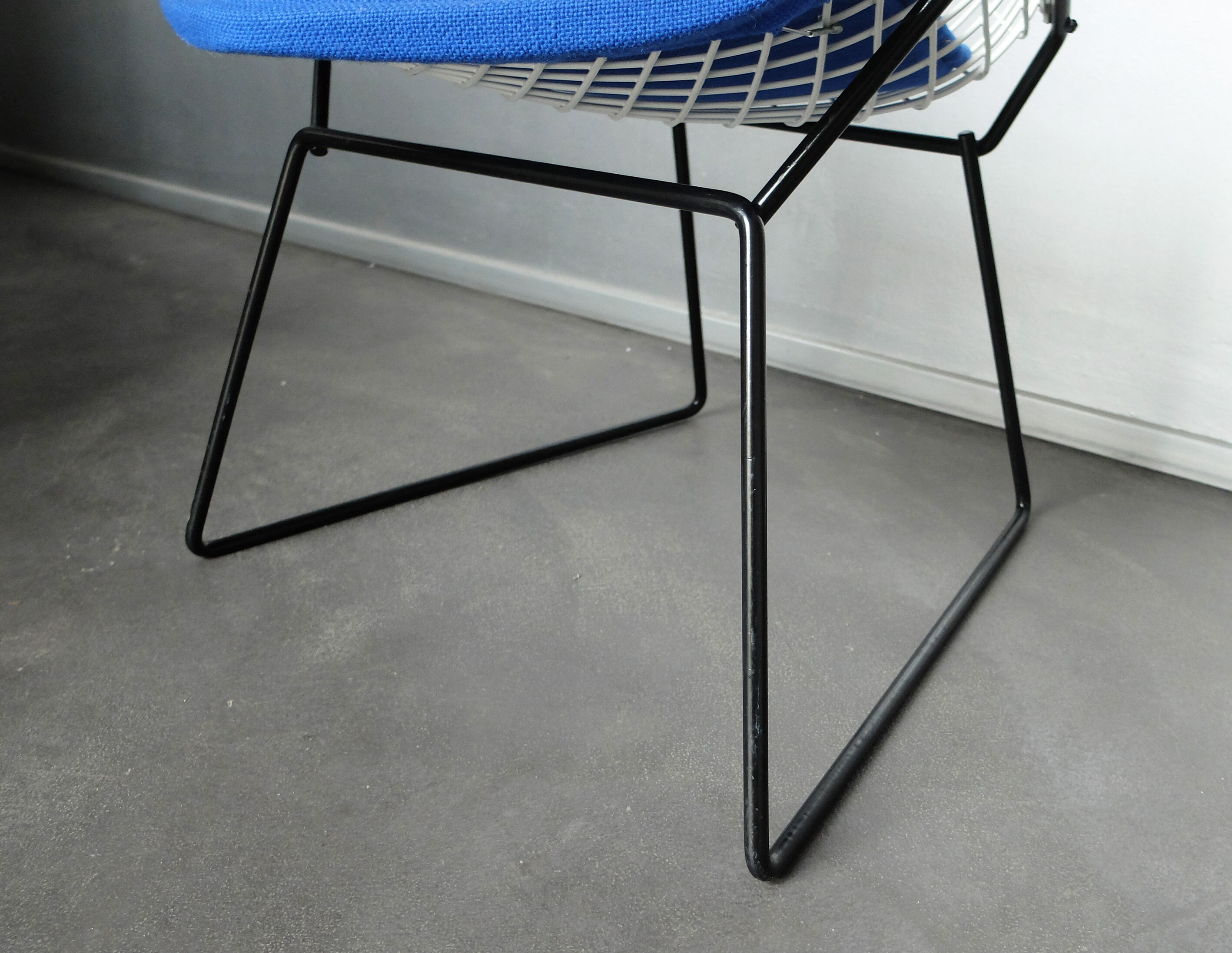 Fauteuil Diamond chair Knoll 421 par Harry Bertoia