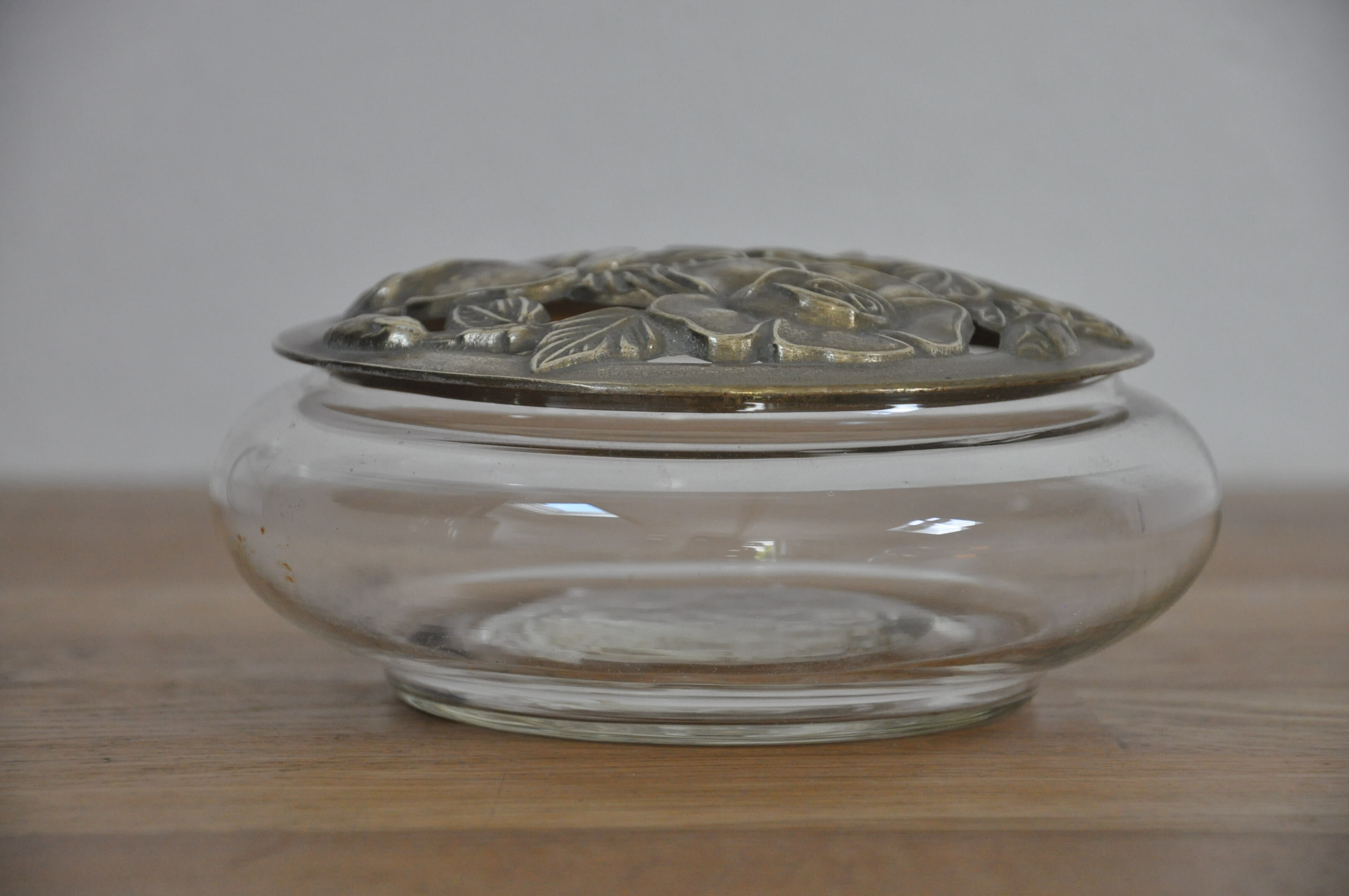 Round box glass and brass flower pattern