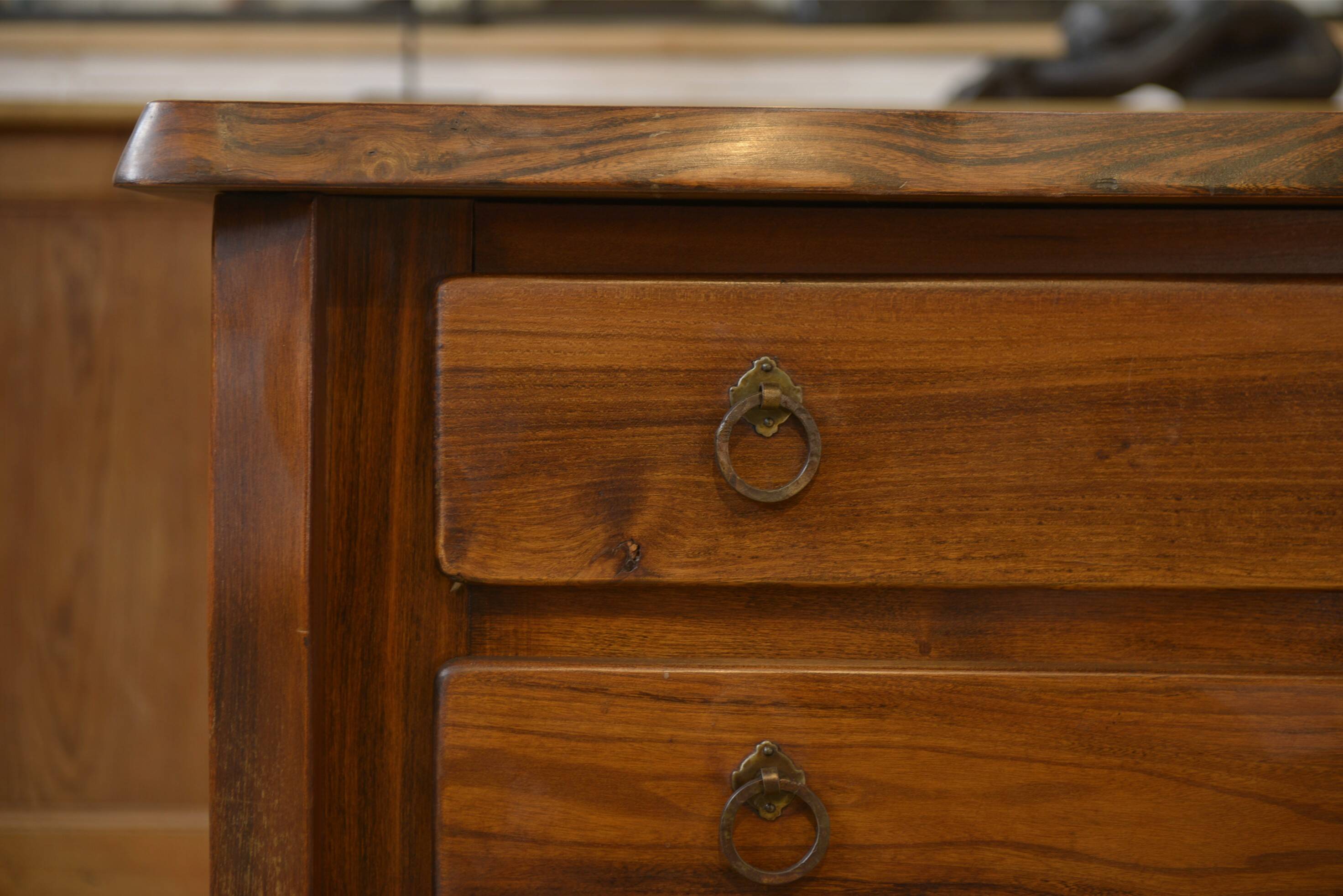 Commode brutaliste 3 tiroirs en orme par Aranjou, 1960