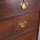 Commode anglaise ancienne dotée de 5 tiroirs et d'une patine
