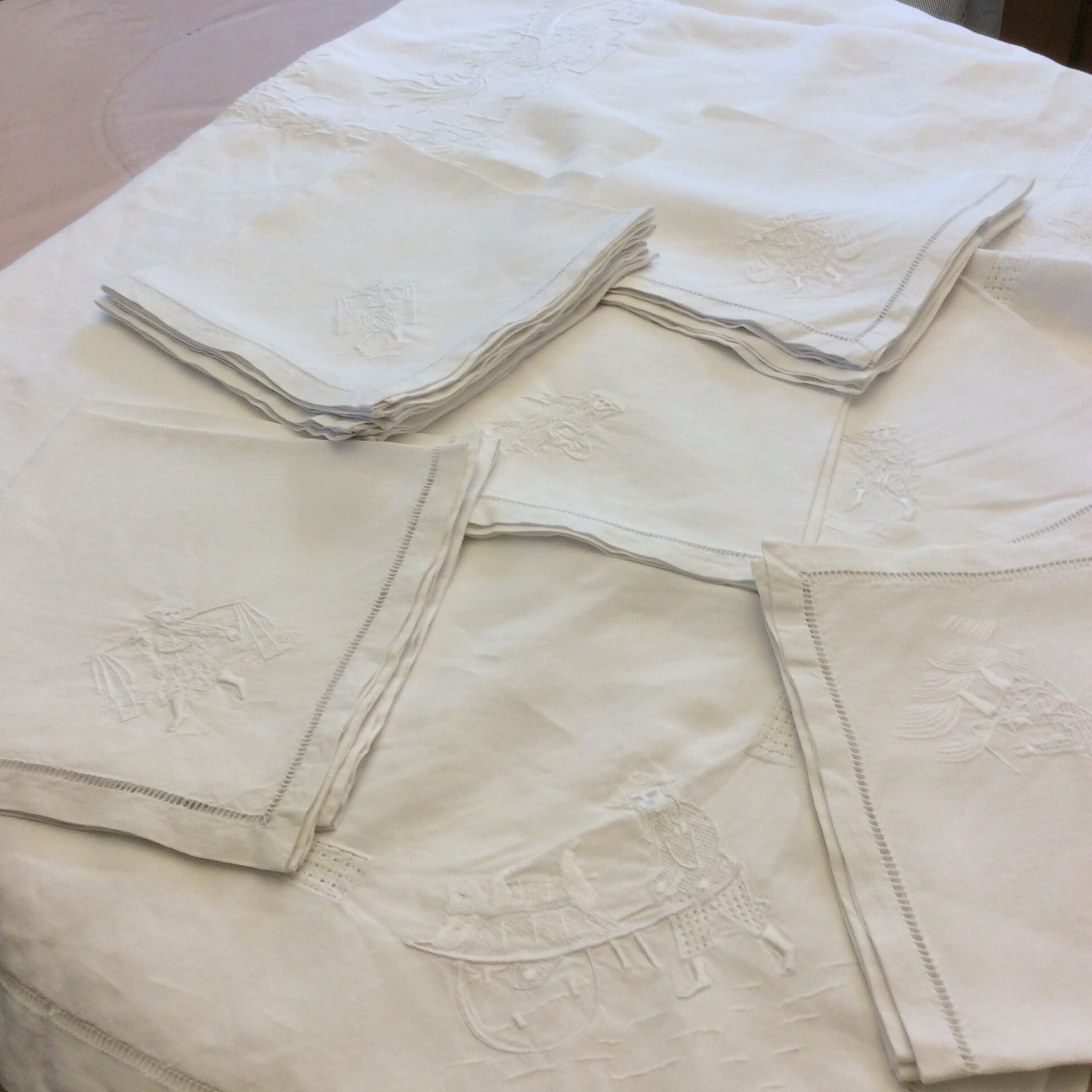 Large tablecloth and 12 hand-embroidered towels - vintage