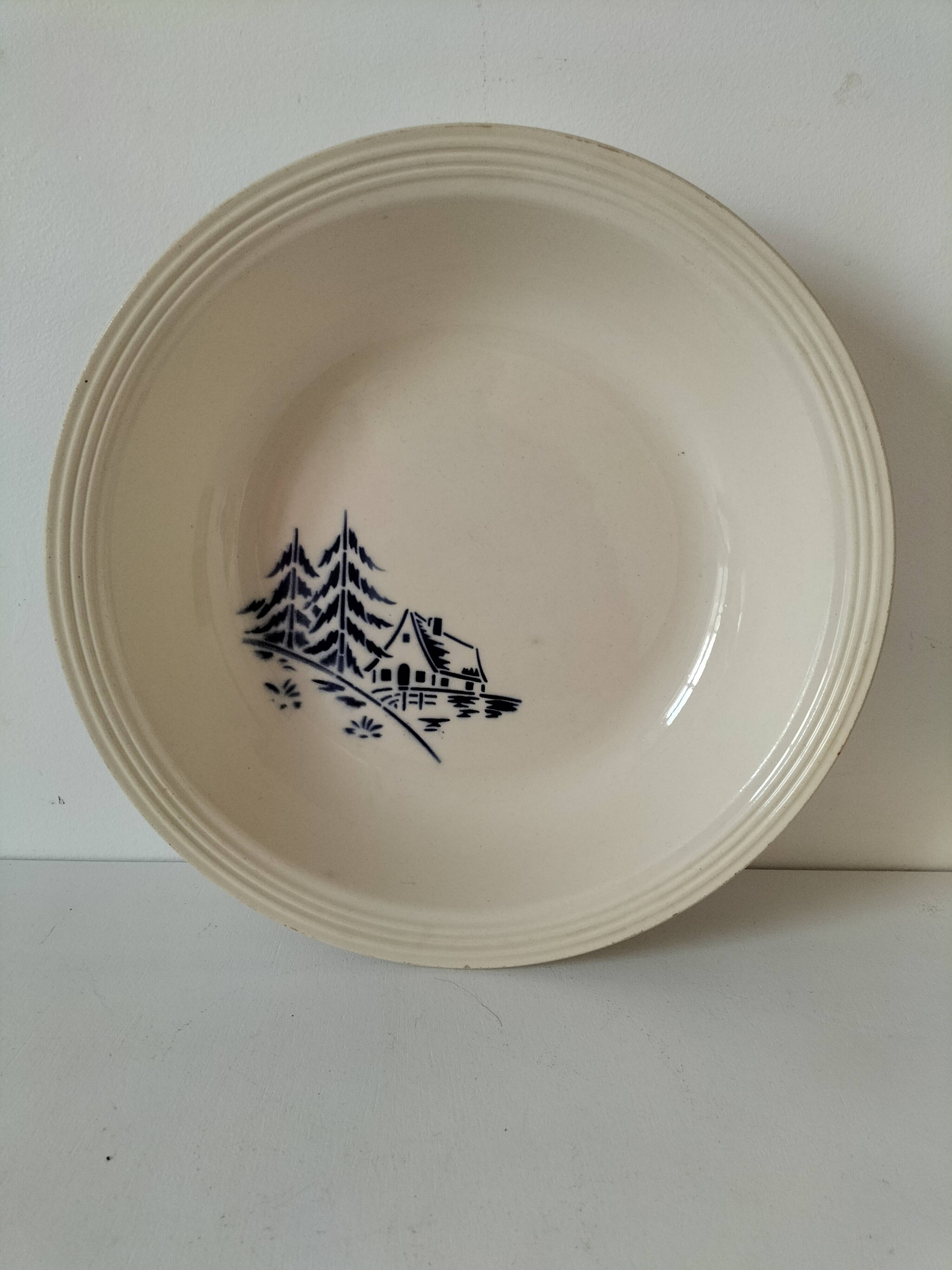 Large Moulin des Loups St Amand Frédéric model dish