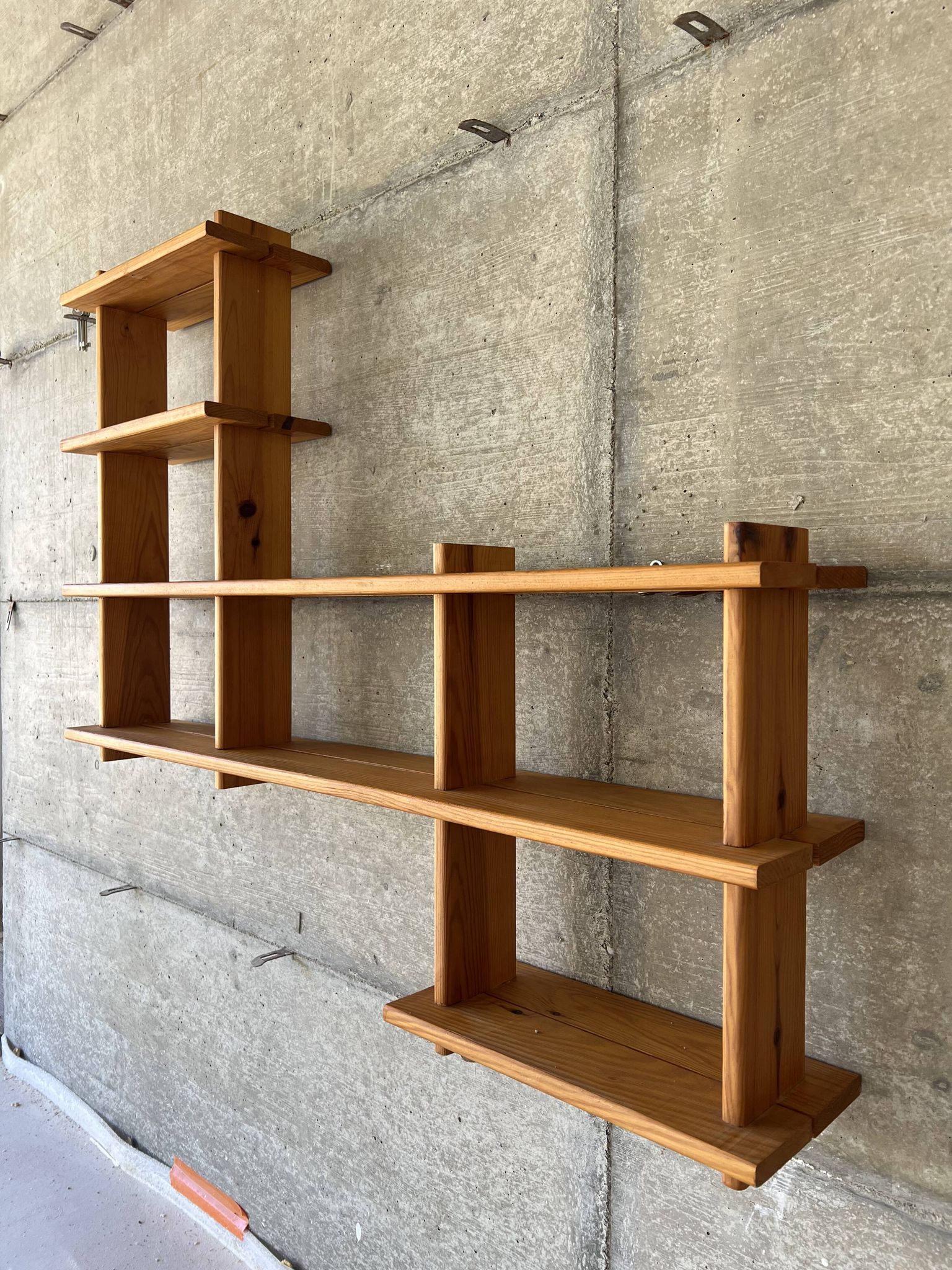 Bibliothèque étagère moderniste en pin Regain