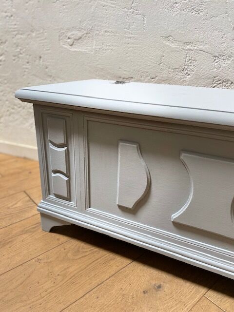 Light grey wood chest