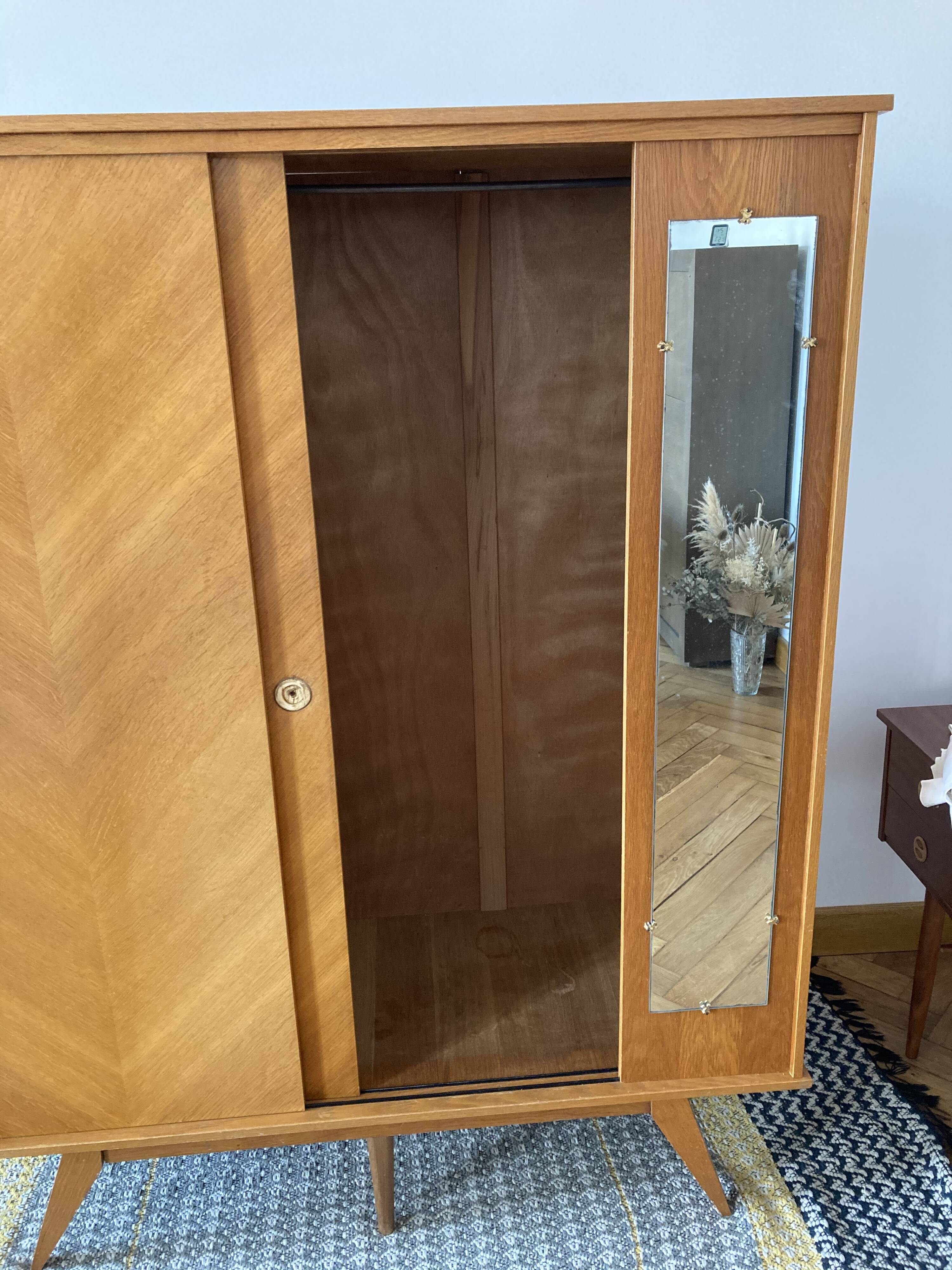 Wardrobe sliding doors compass feet