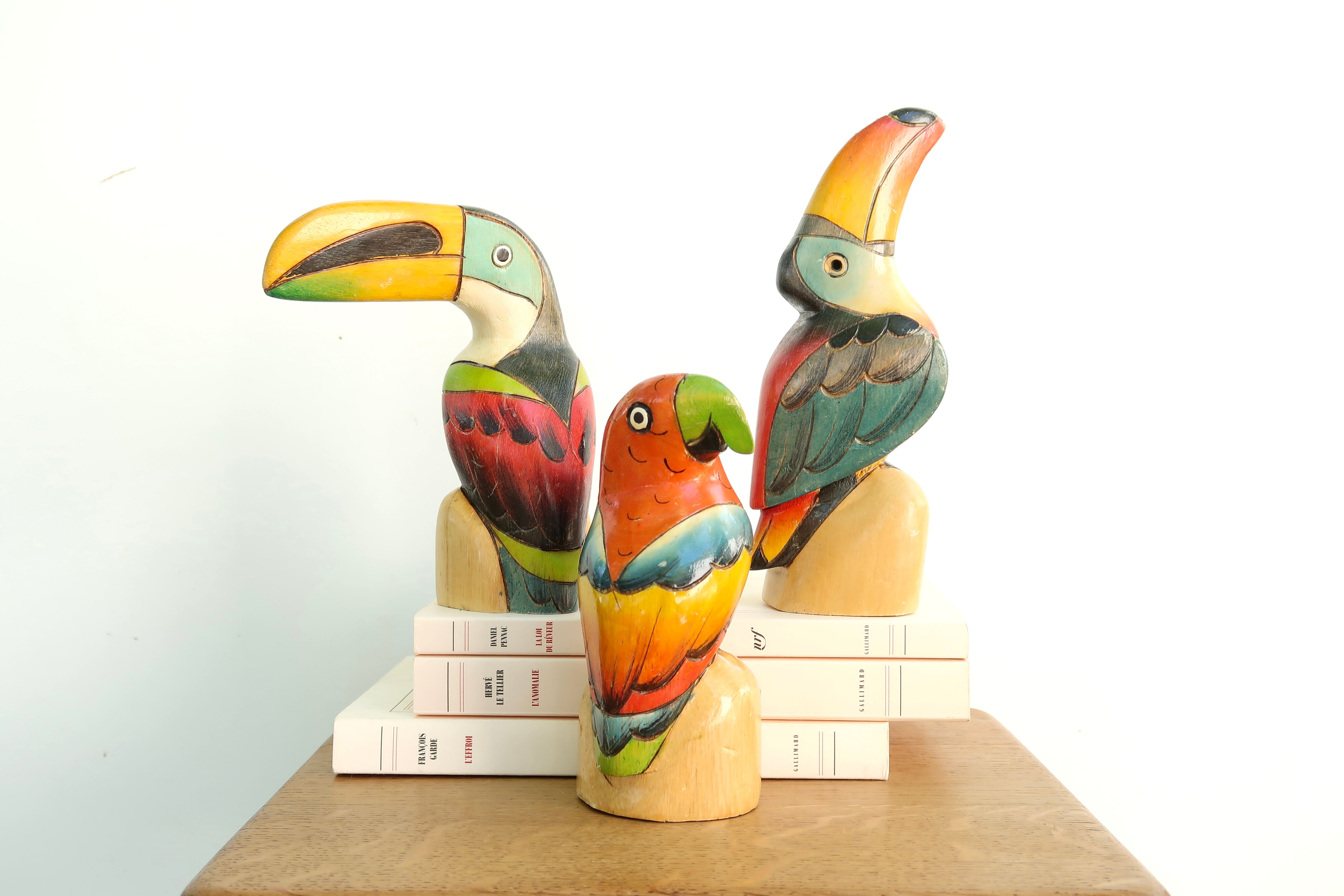 Set de 3 toucans et perroquet en bois, années 80