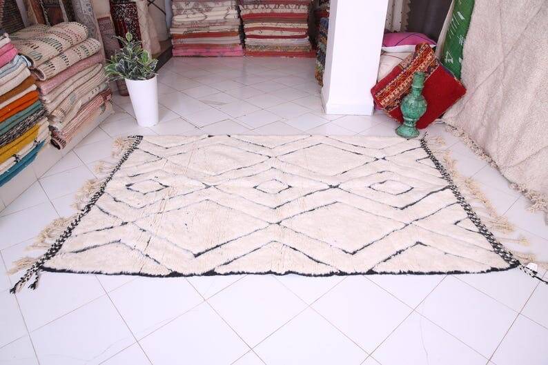 Handmade traditional Moroccan Berber rug size 200 x 300 cm.