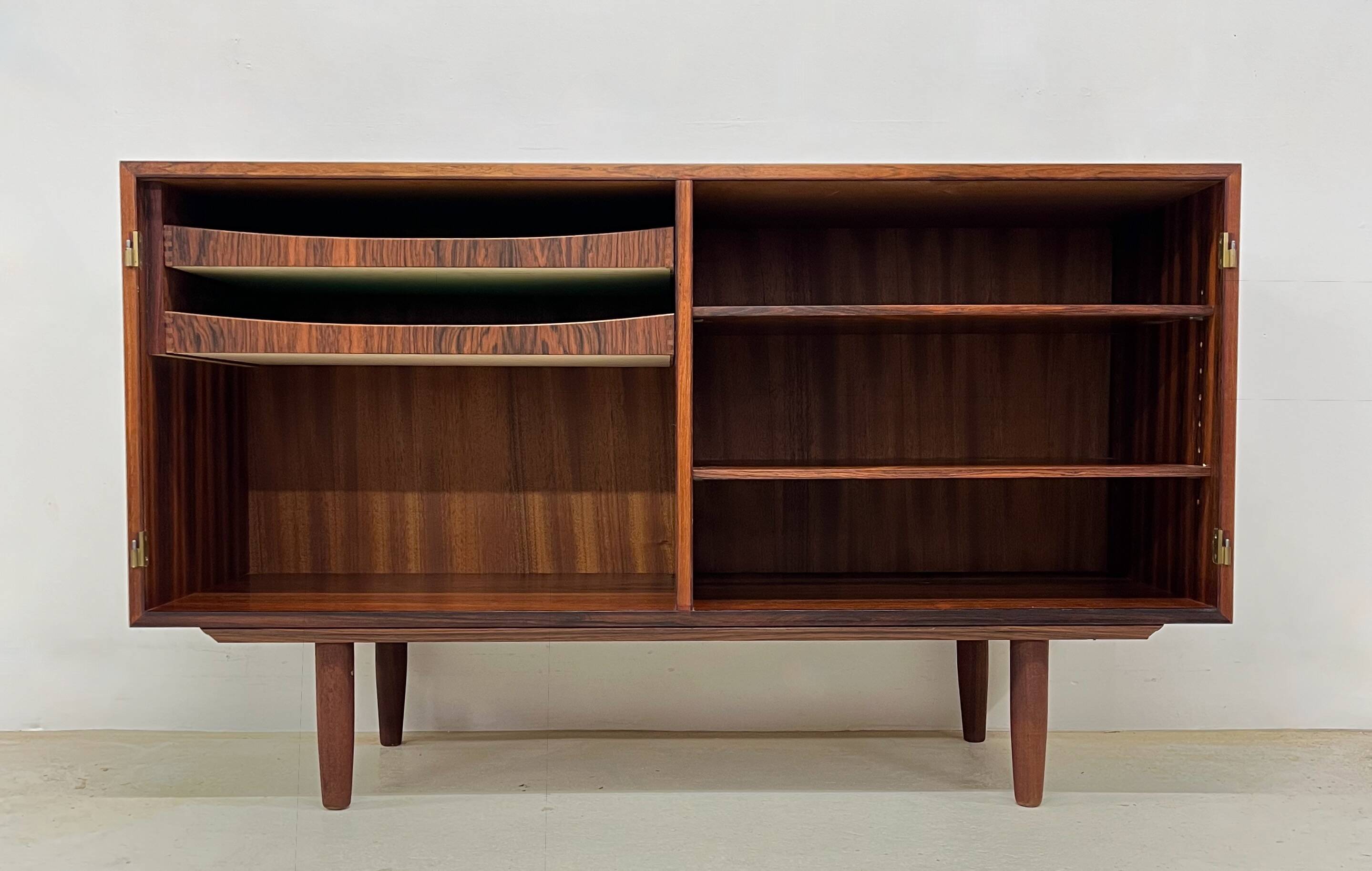 Buffet en palissandre par Gunni Omann, Danemark, années 1960.