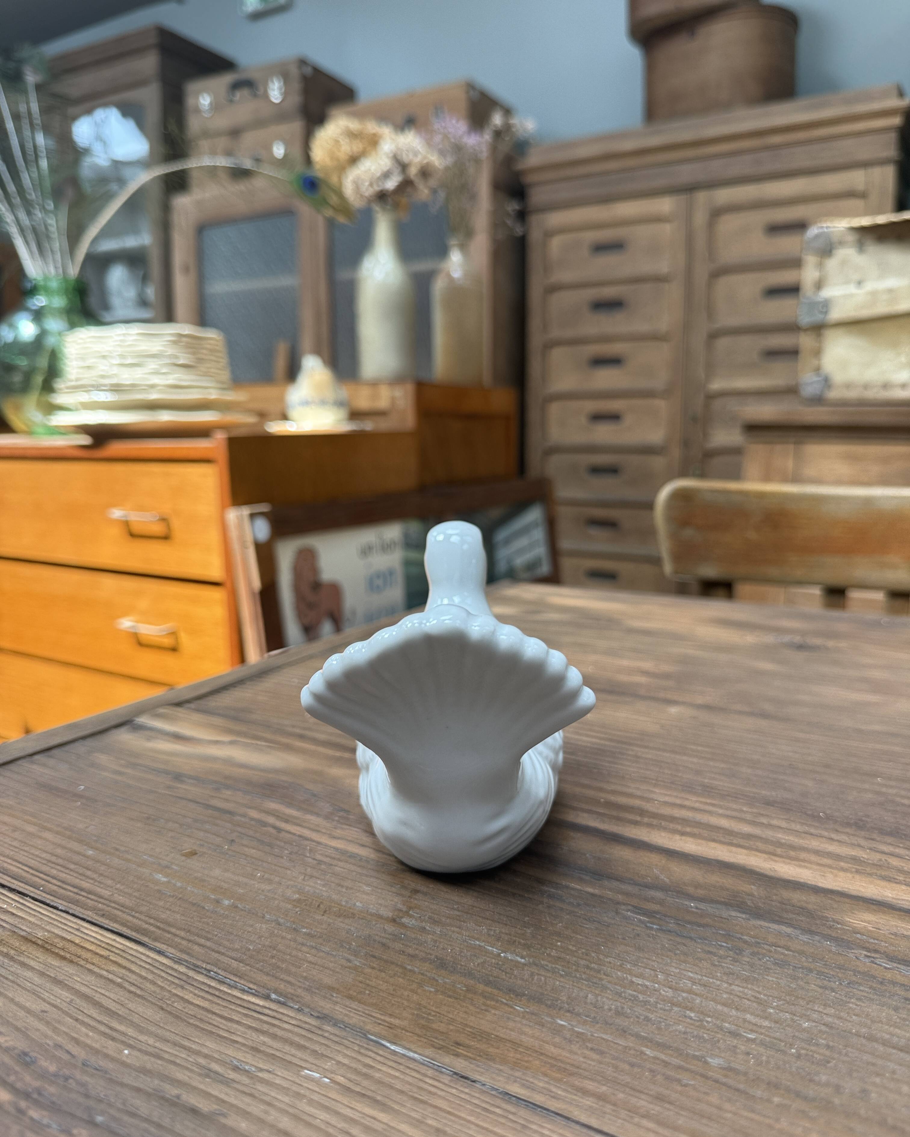 Pique fleurs colombe en porcelaine