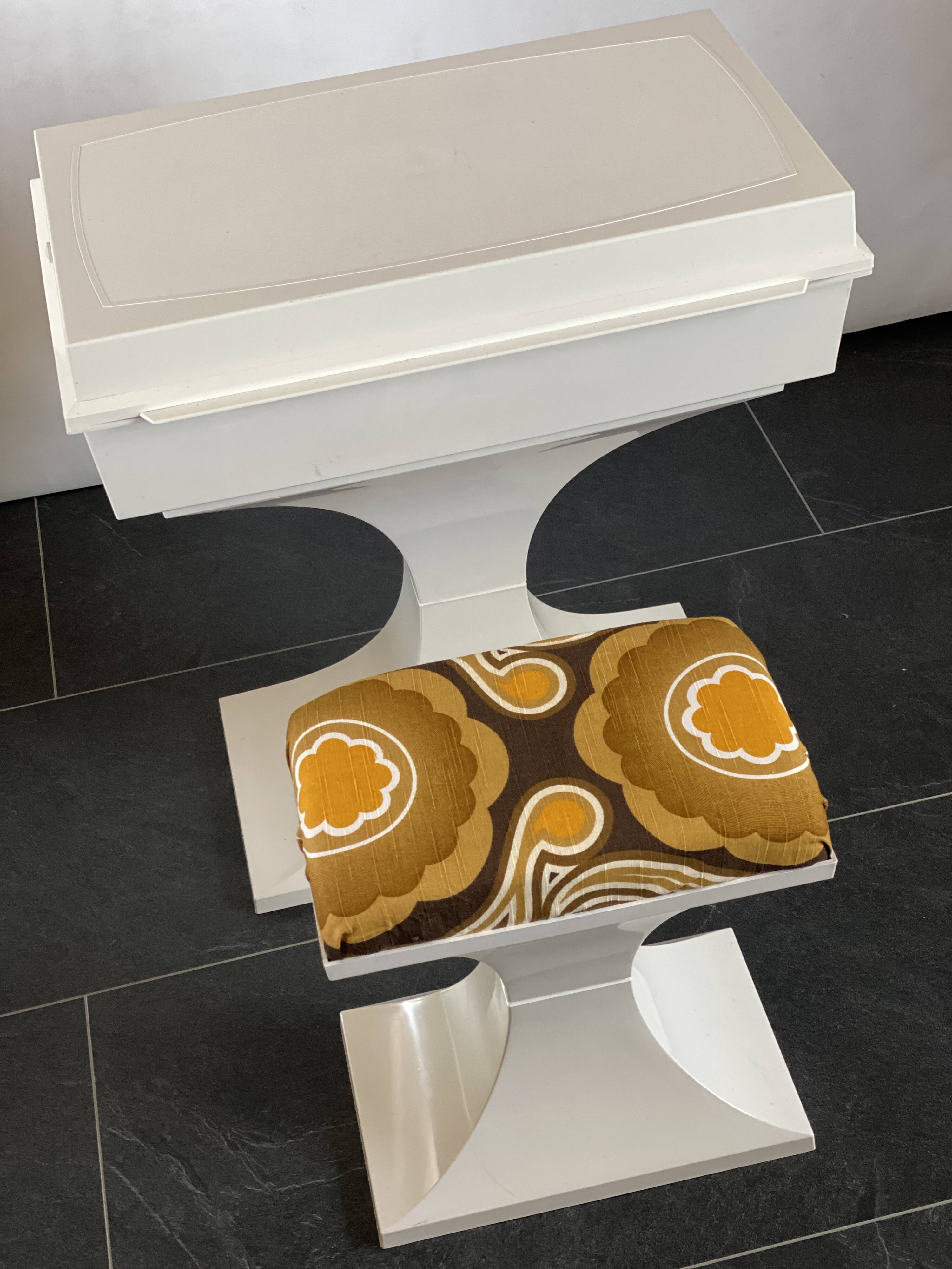 Coiffeuse et tabouret Space Age par Prisunic