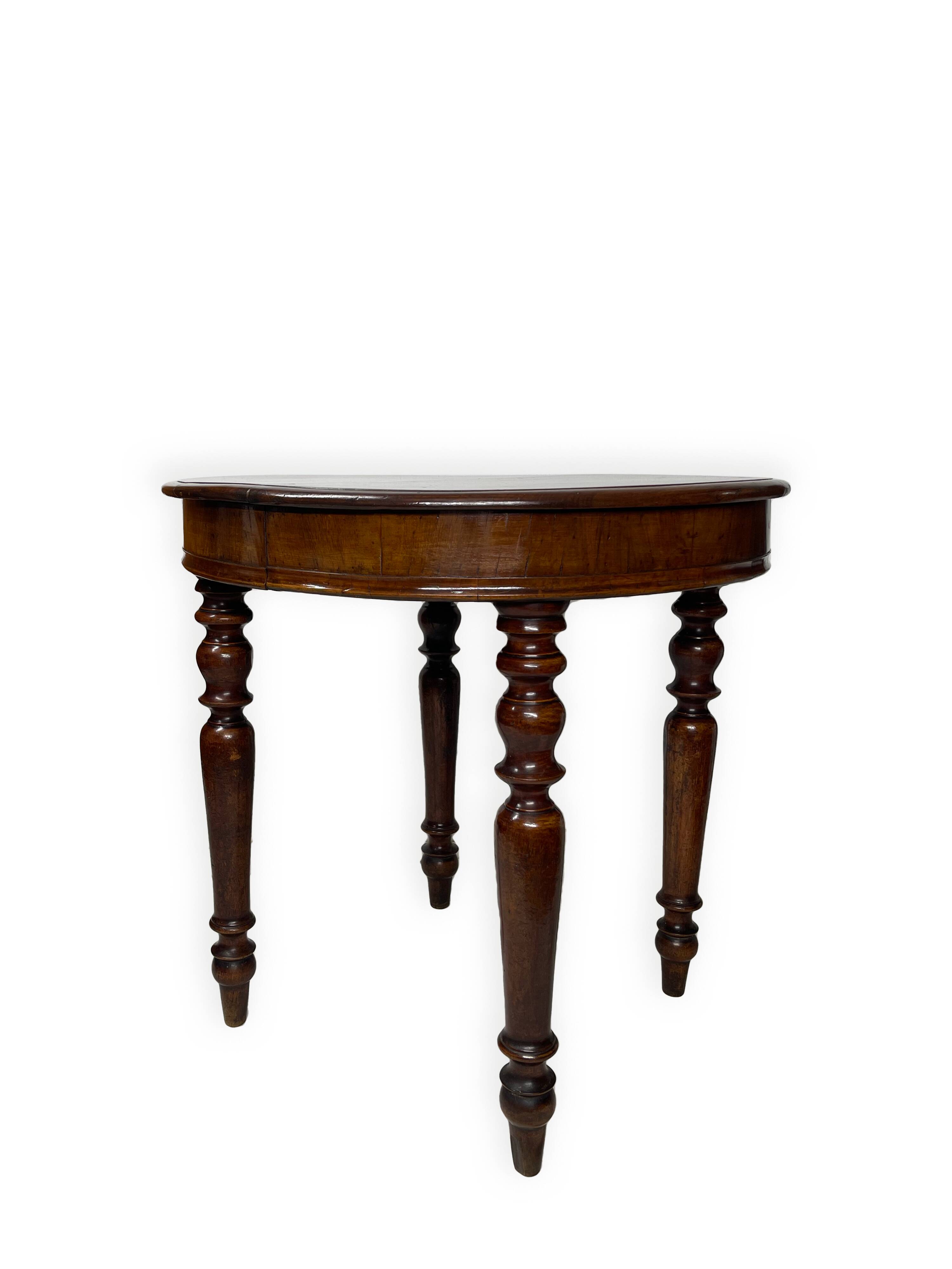 Table ronde italienne en noyer, années 1900